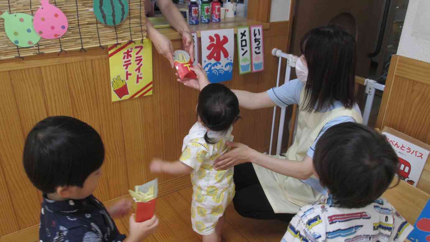 おなかがすいたらタートルポテトとかき氷屋さんにいくよ。