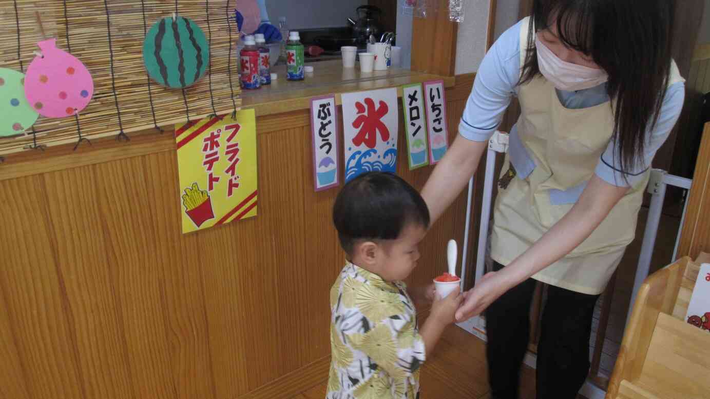 好きな色のかき氷をもらったよ。まだまだ続きます。