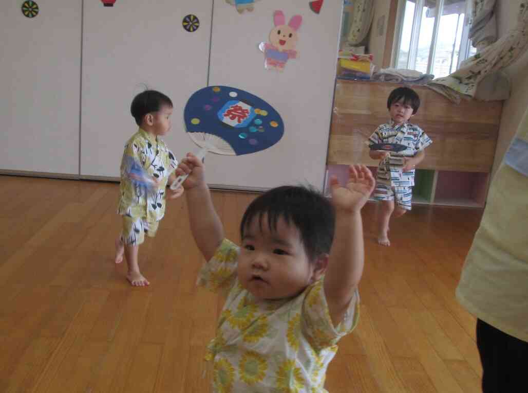 最後はみんなが作ったうちわを持っておまつり音頭を踊ったよ。今日はお祭りの雰囲気の中でいろんな縁日ゲームを楽しむことができました！