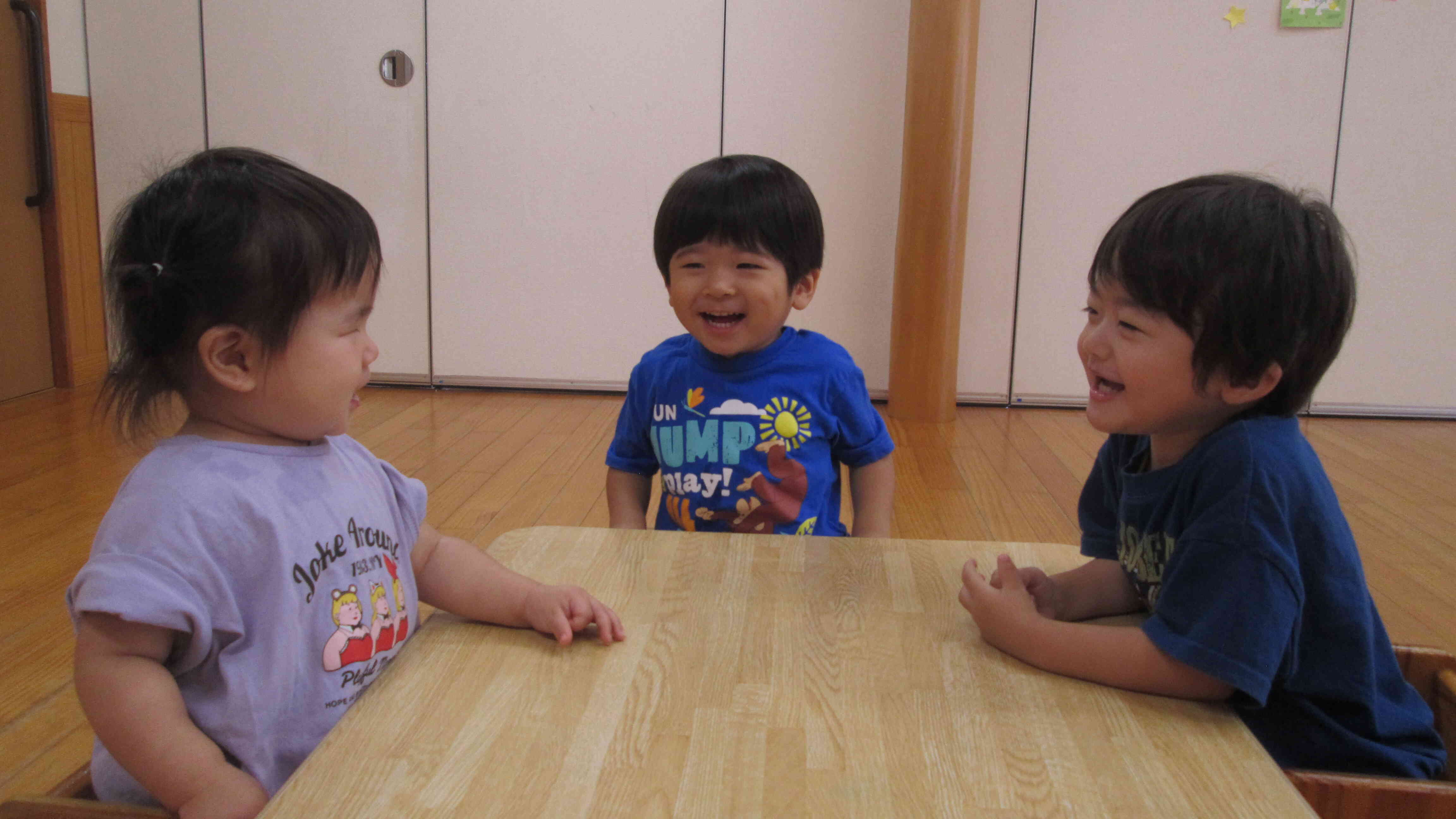 おやつ前に席に着くとなにやら楽しそうな様子をみて思わずパシャリ！