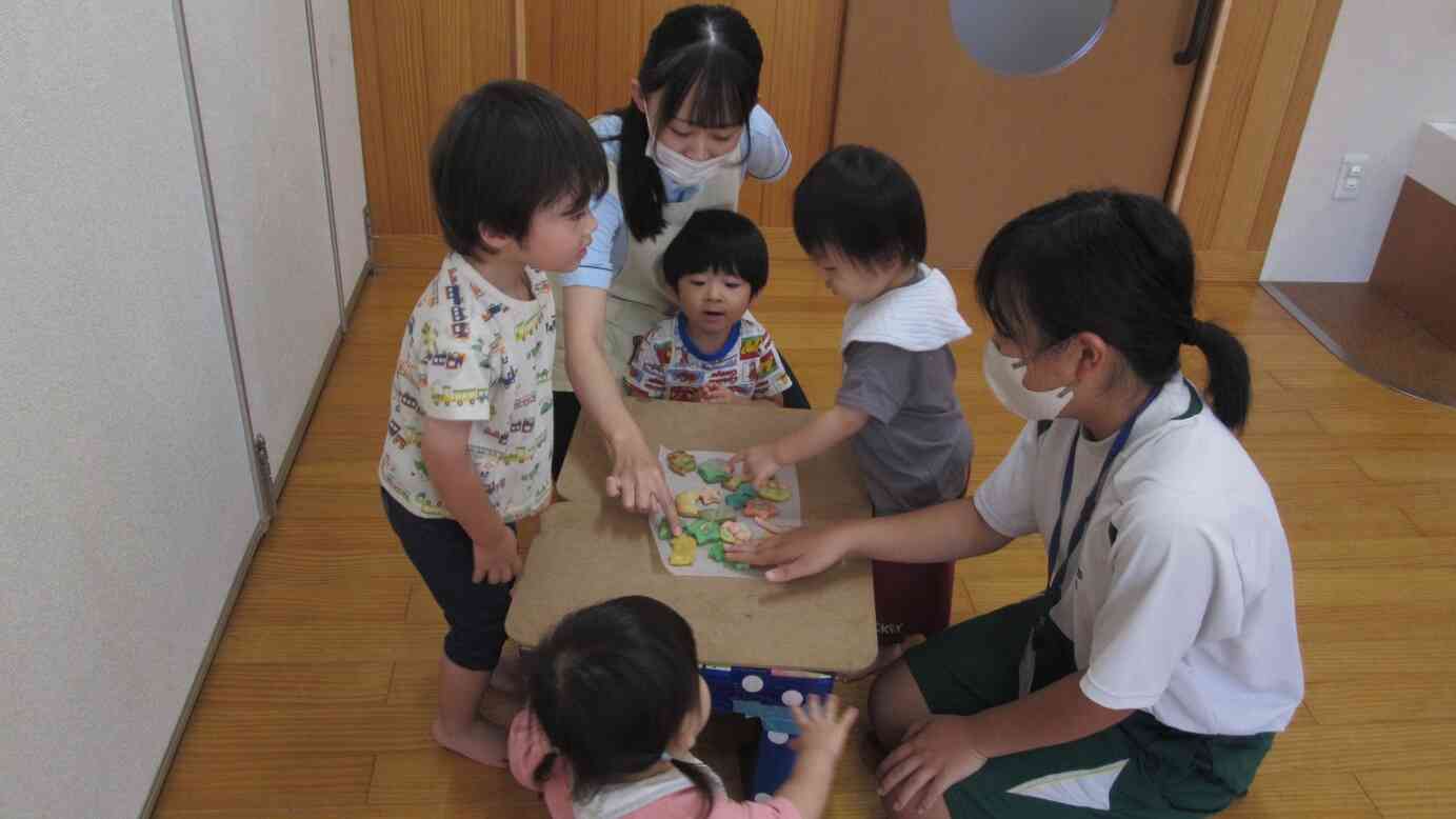 小麦粉ねんどの作品をオーブンで焼いてみたよ。クッキーみたいだね。
