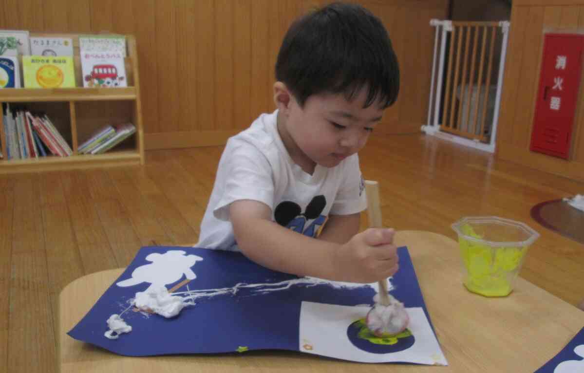 丸く抜かれたところにポンポンポン！きれいなお月様ができました。