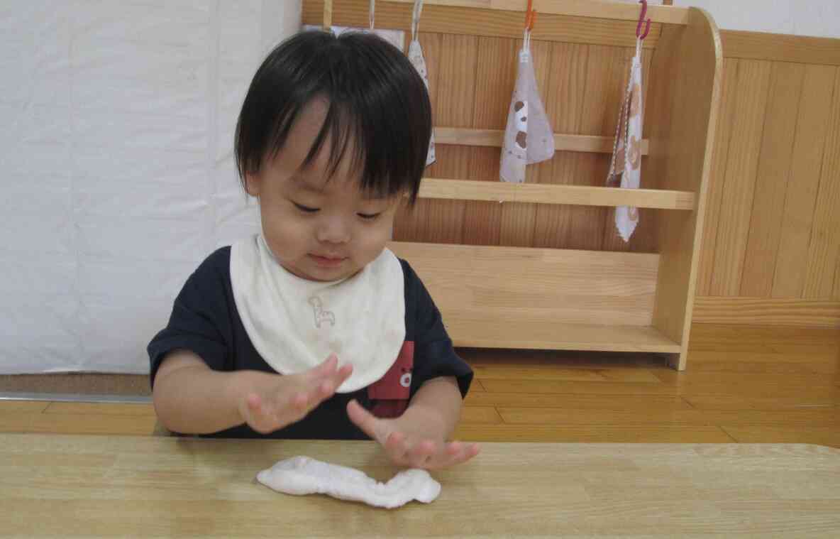 ぼくはまず粘土の感触をしっかり楽しんだよ