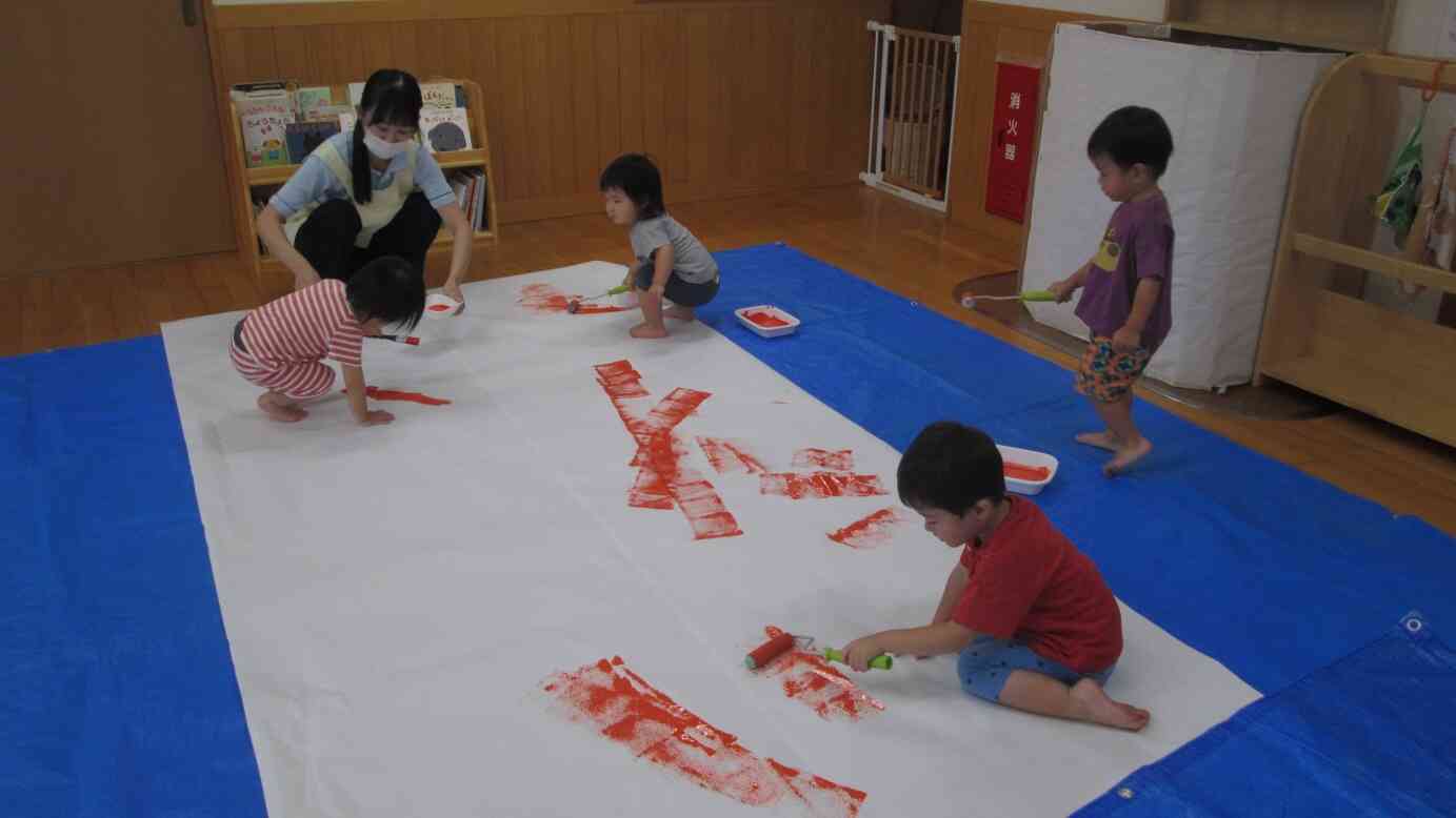 ダイナミックな絵の具遊びです。