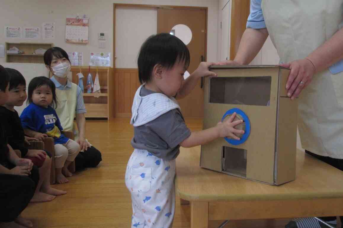 お友だちも順番に回してみます。手慣れた感じで上手に回せるSくんです。