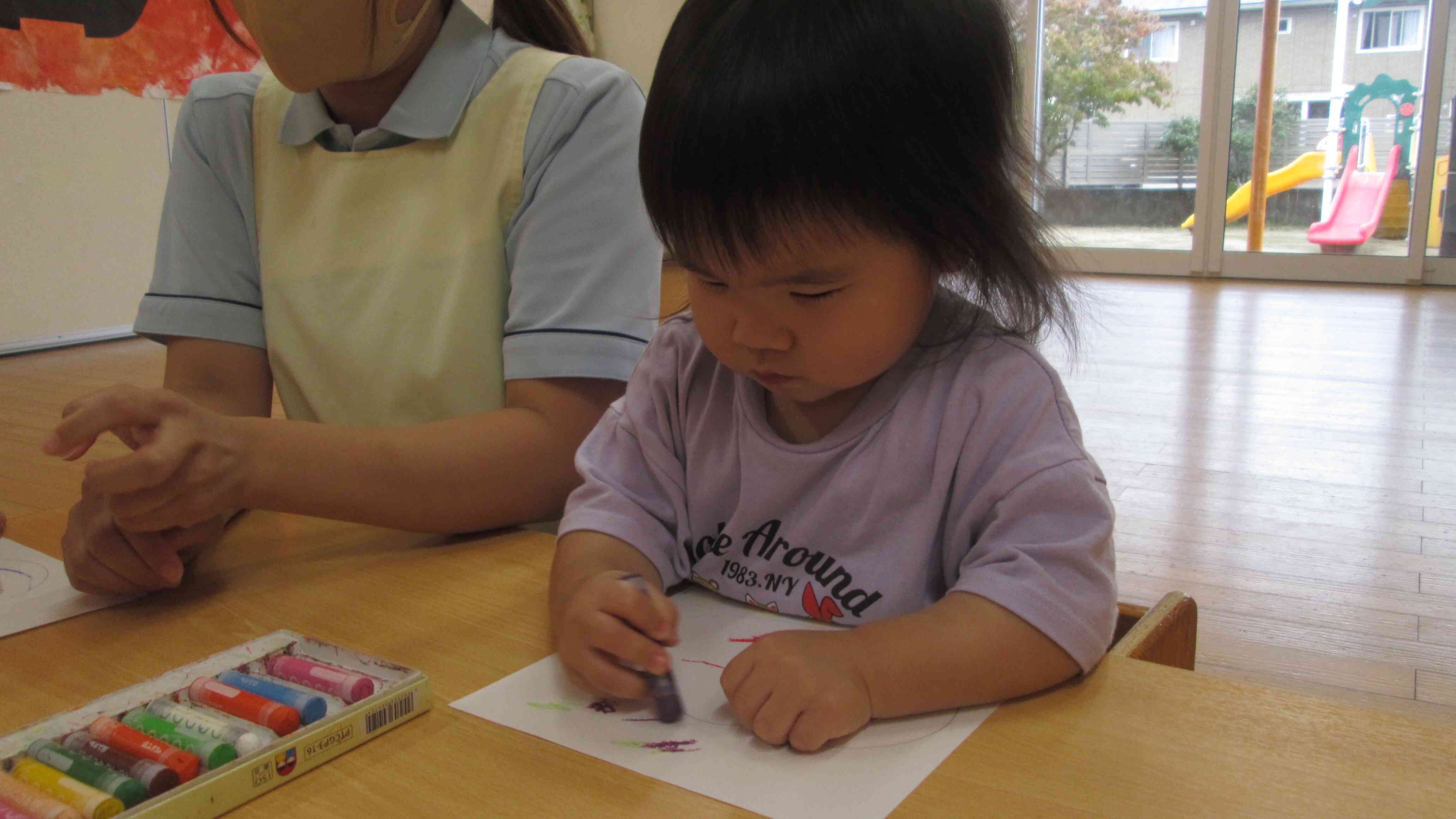 なぐり描きをしたり…完成を楽しみにしててくださいね!
