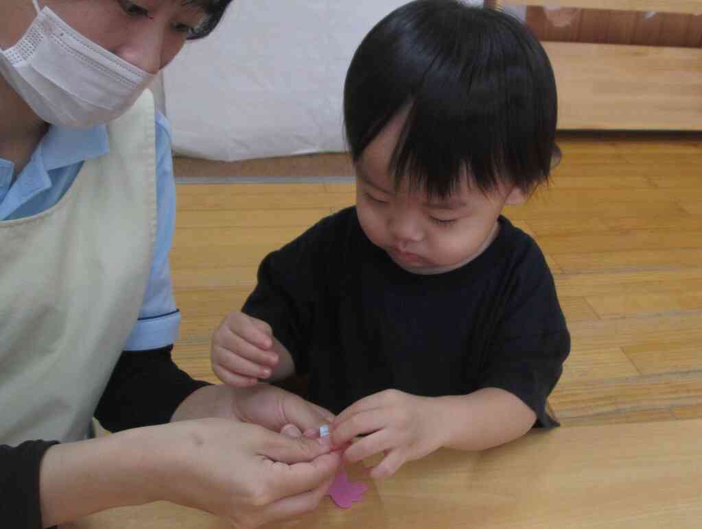 小さなシールを貼ったり