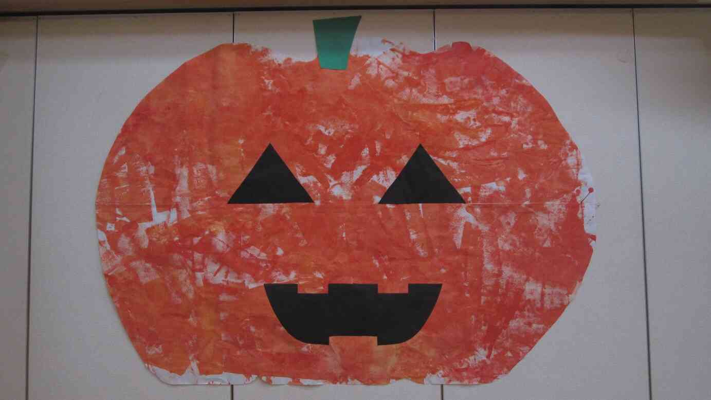 じゃーん！こんな大きなかぼちゃになりました！保育室は一気にハロウィンらしくなりましたよ！月末のハロウィンに向けて少しずつハロウィン製作を増やしていこうと思います。