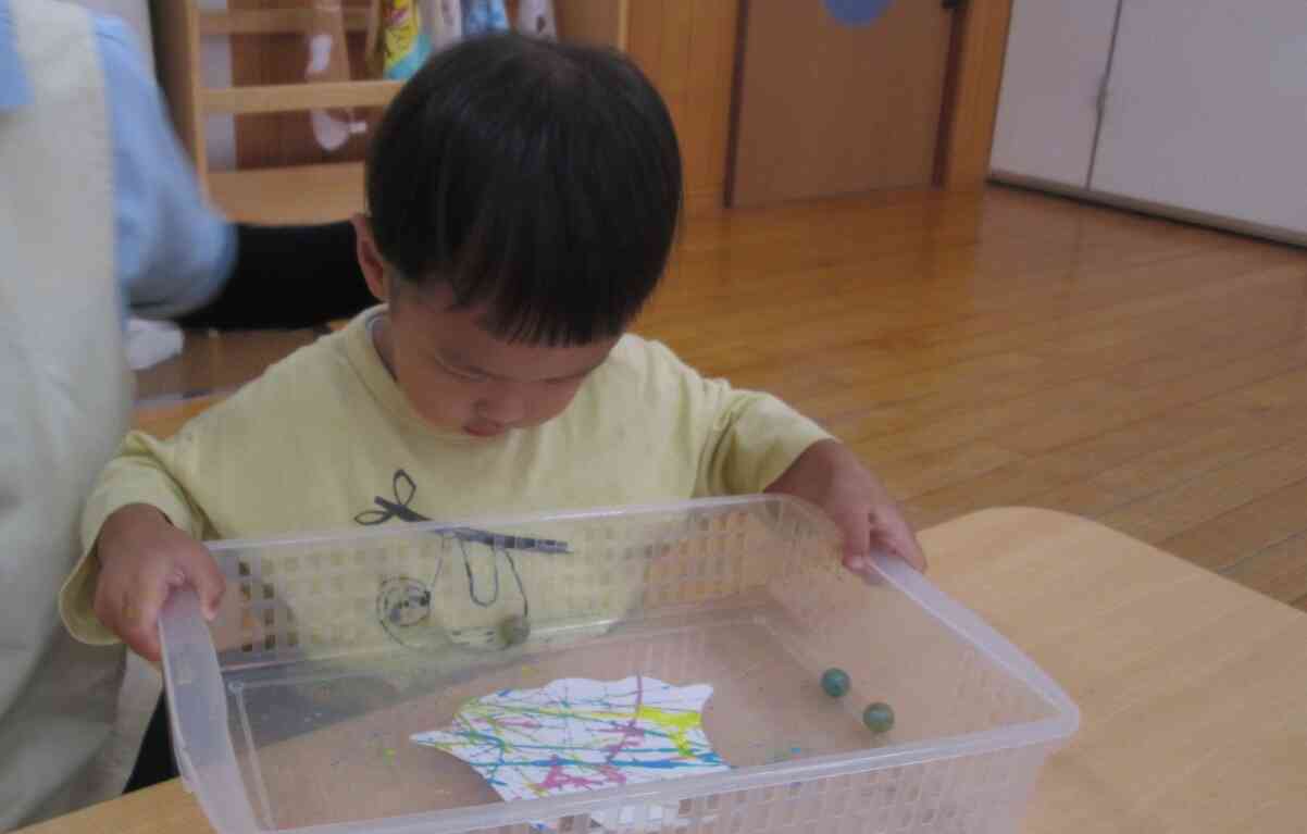 ビー玉を転がしたり