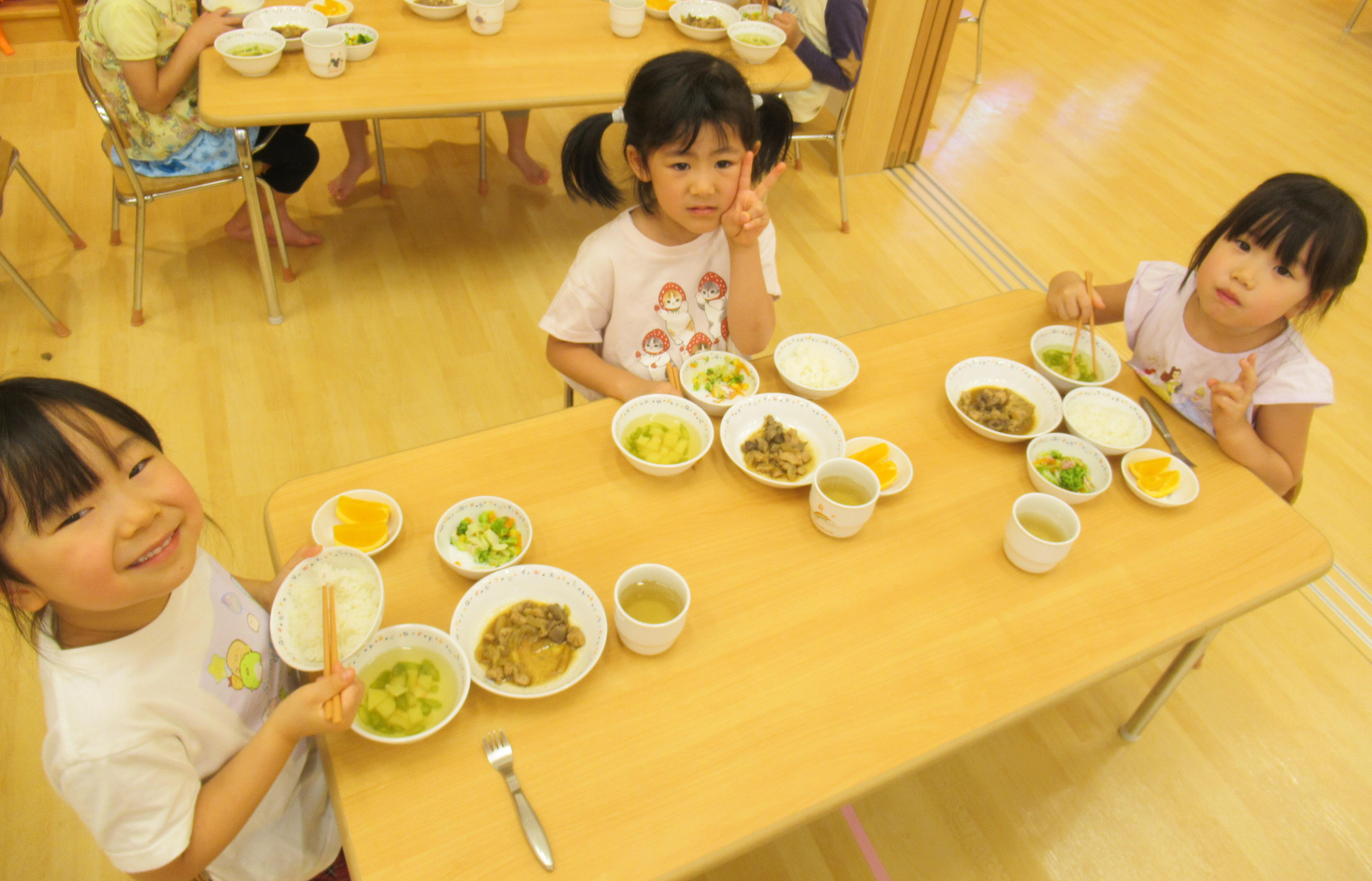 食育後の給食では、積極的に箸を使って食事をする姿が見られました。