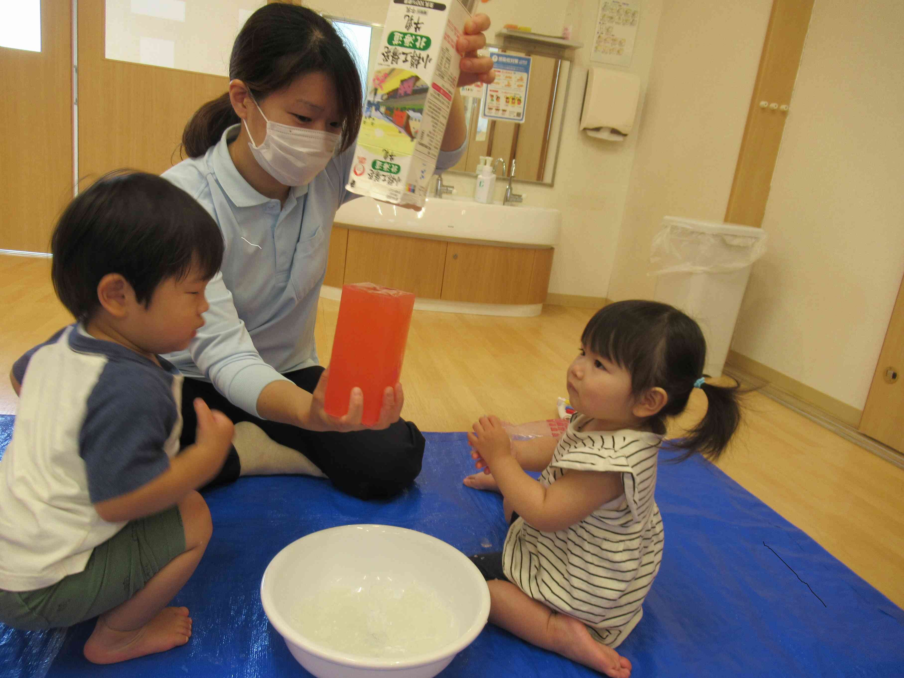 『感触遊び』あひる組 (1歳児)