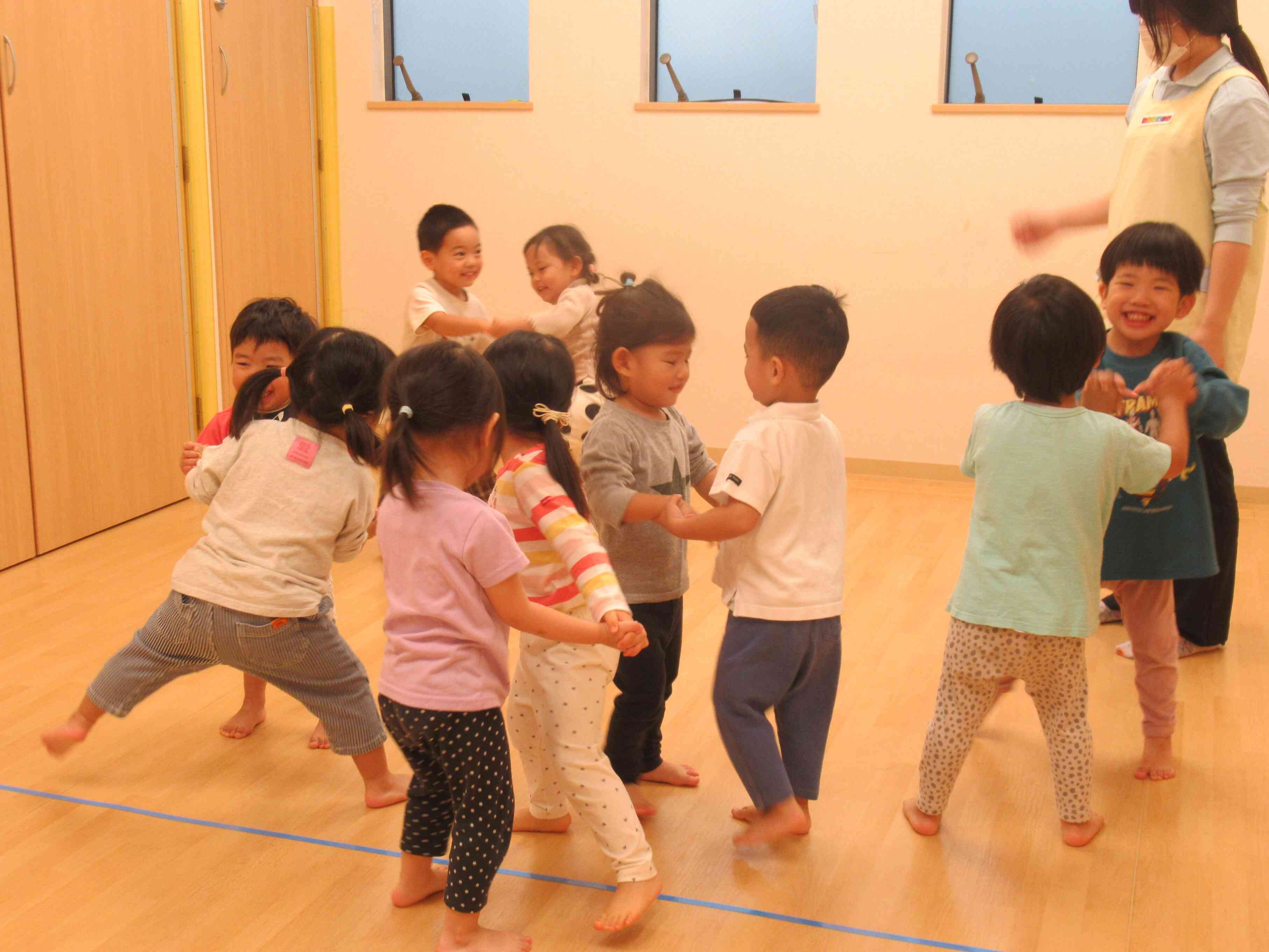 お友だちと手をつないで、ゆ~らゆ~ら