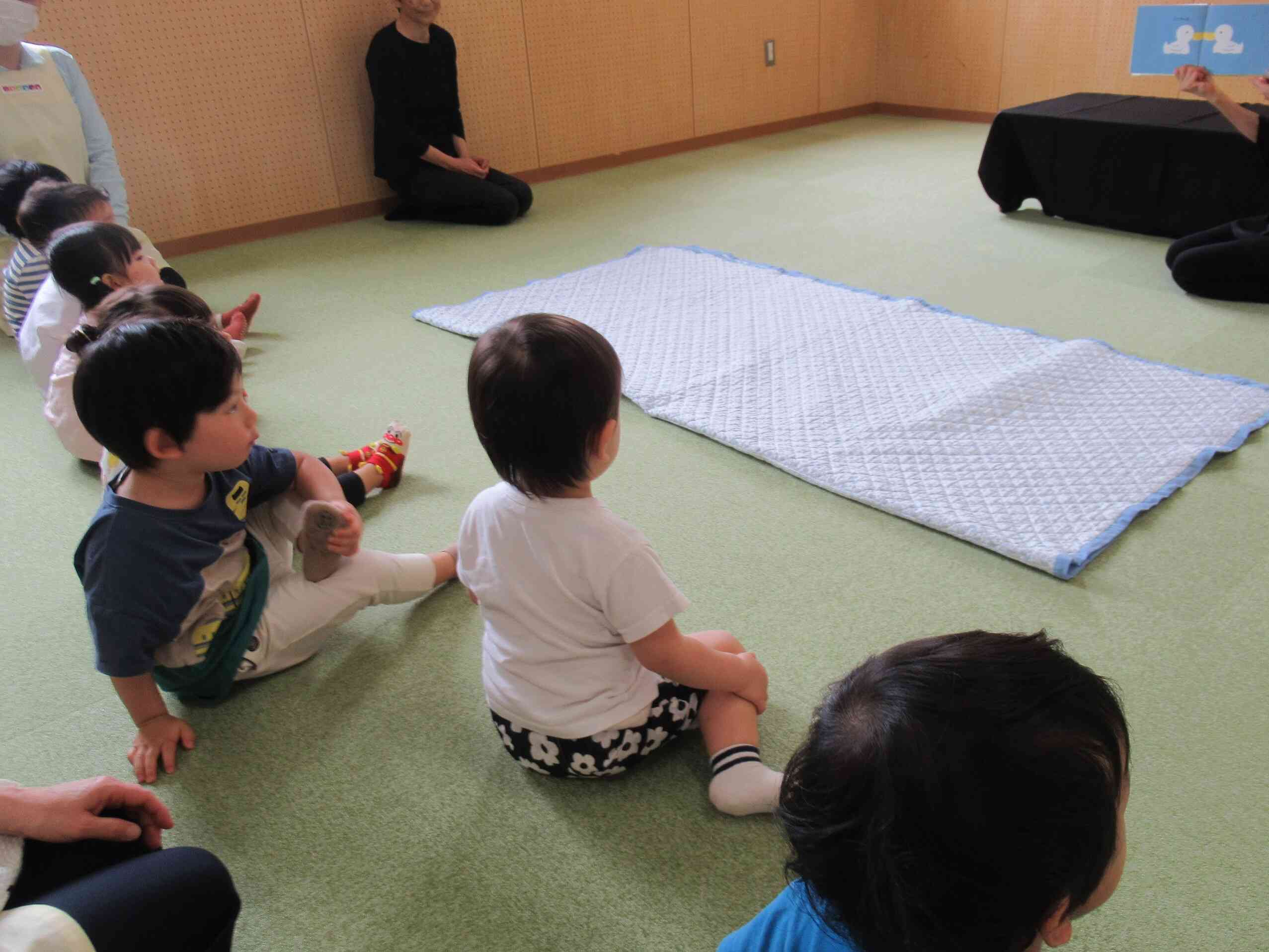 『絵本の読み聞かせ』うさぎ組（2歳児）