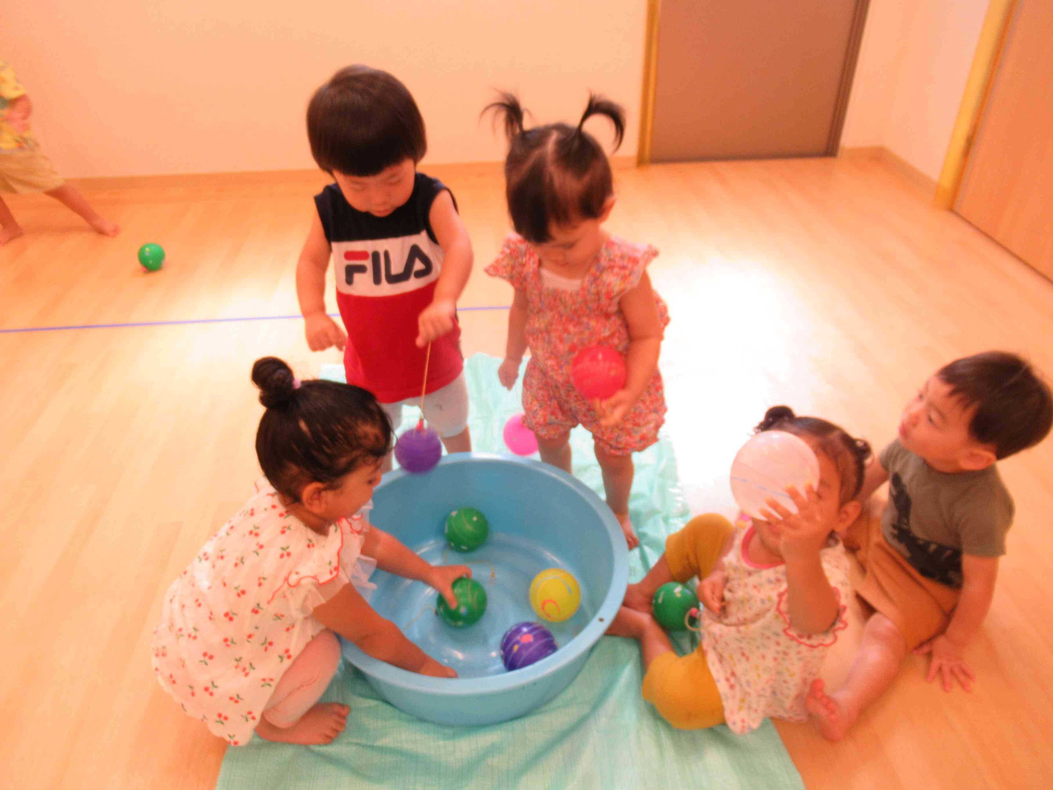 『ヨーヨー遊び』あひる組（1歳児）