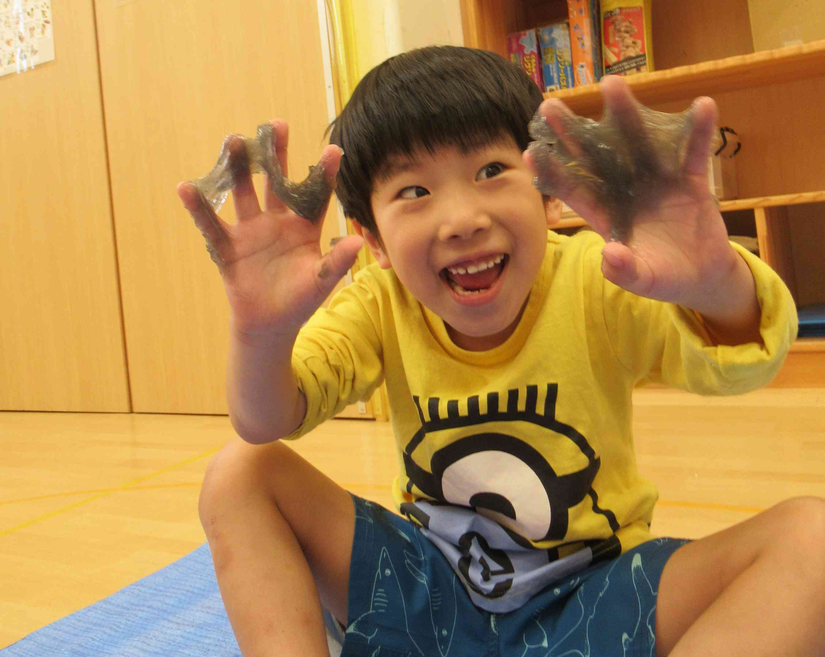 『キラキラつるつるスライムづくり~!』きりん組(5歳児)