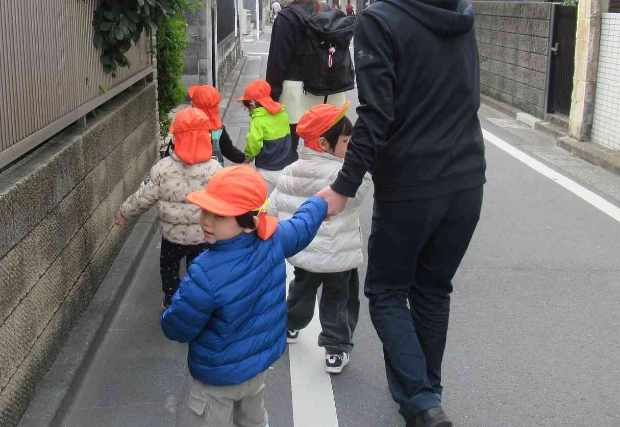 手を繋いでぞうさん公園へ　うさぎ組（2歳児）
