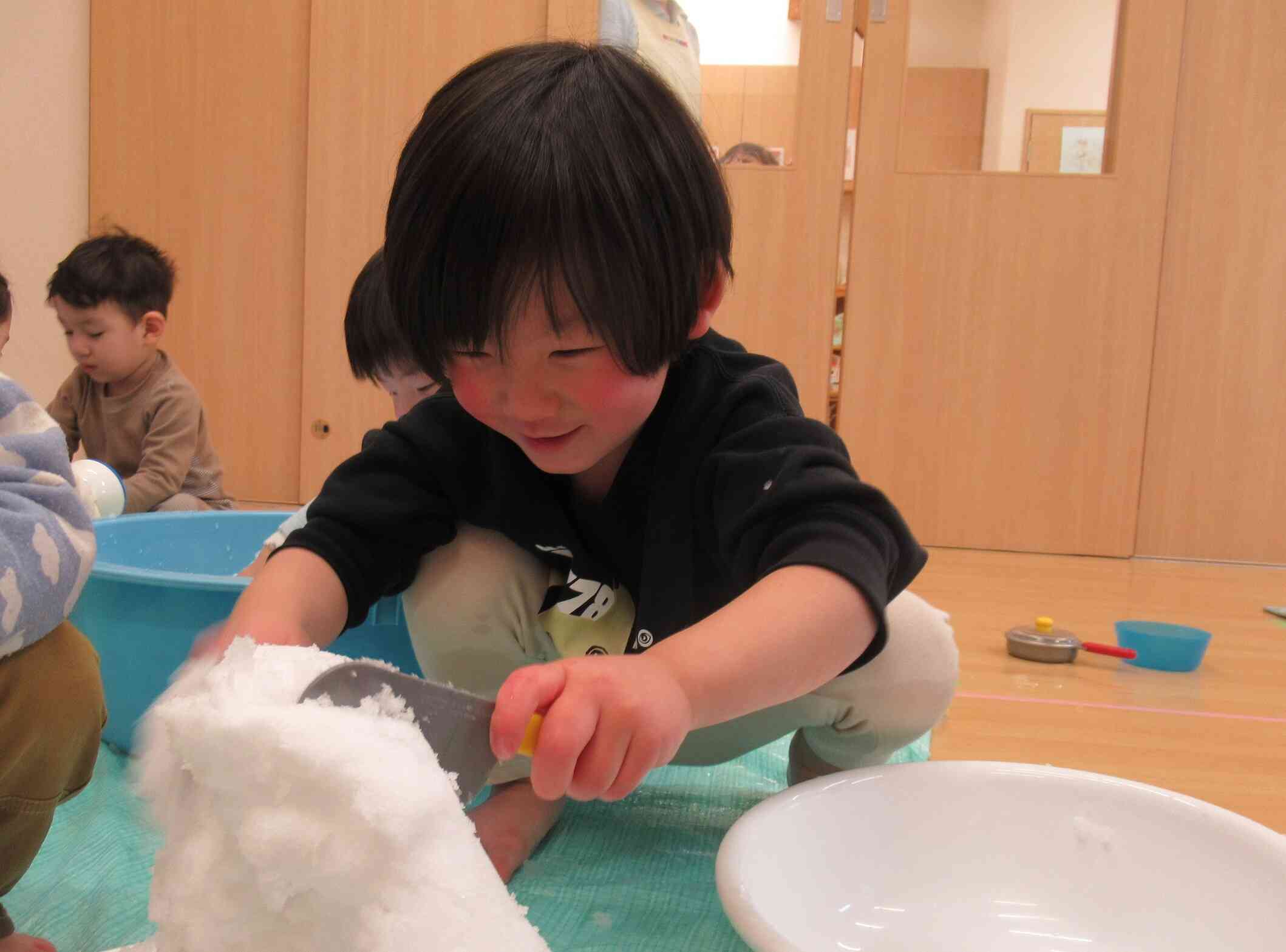 おもいっきり雪遊び(うさぎ組：2歳児）