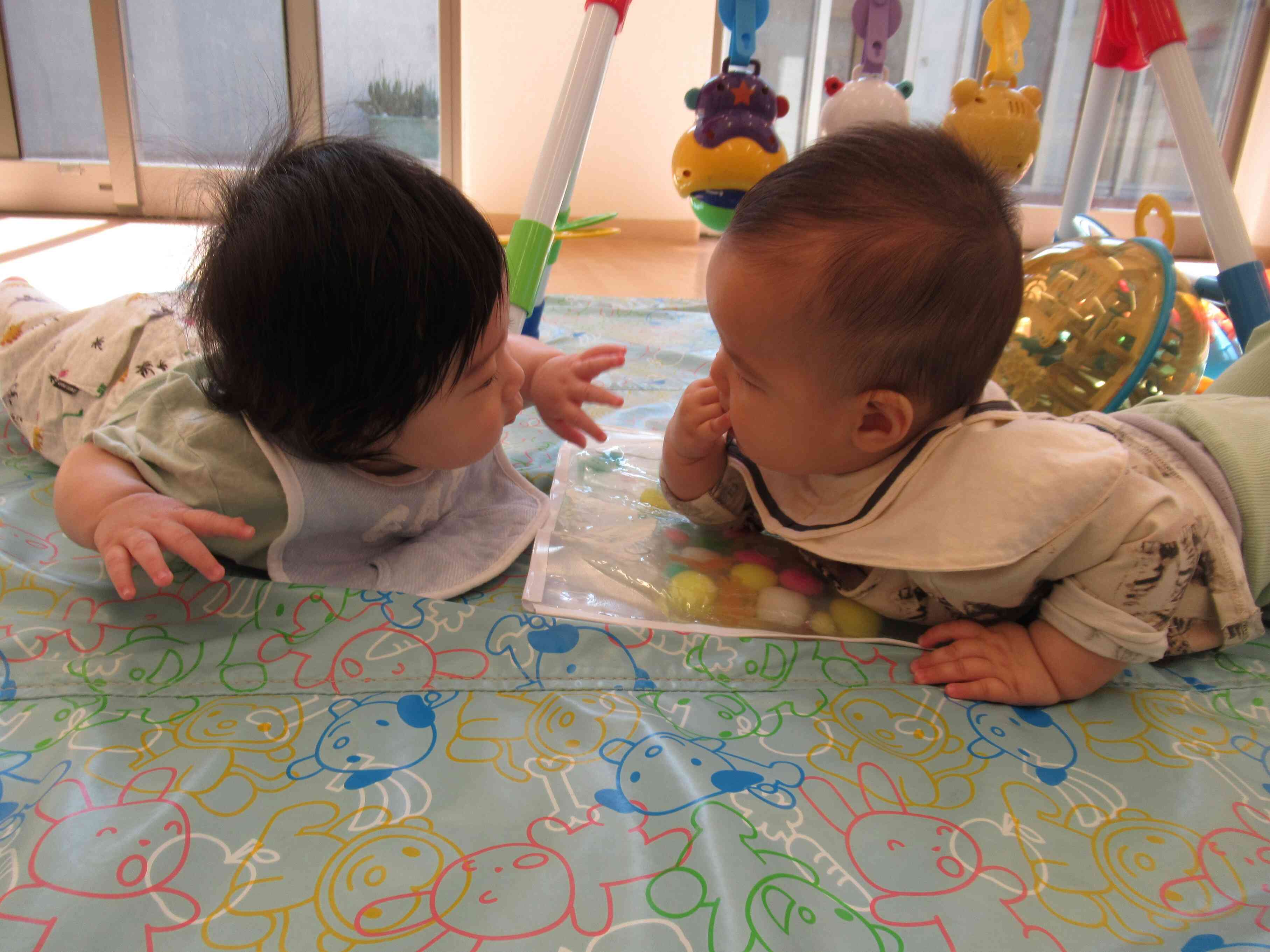 な・か・よ・し（ひよこ組：0歳児）