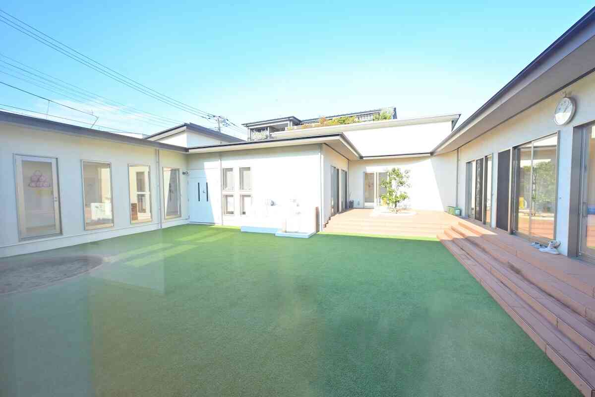 施設の中心に園庭があり、どの部屋にも自然光が差し込みます