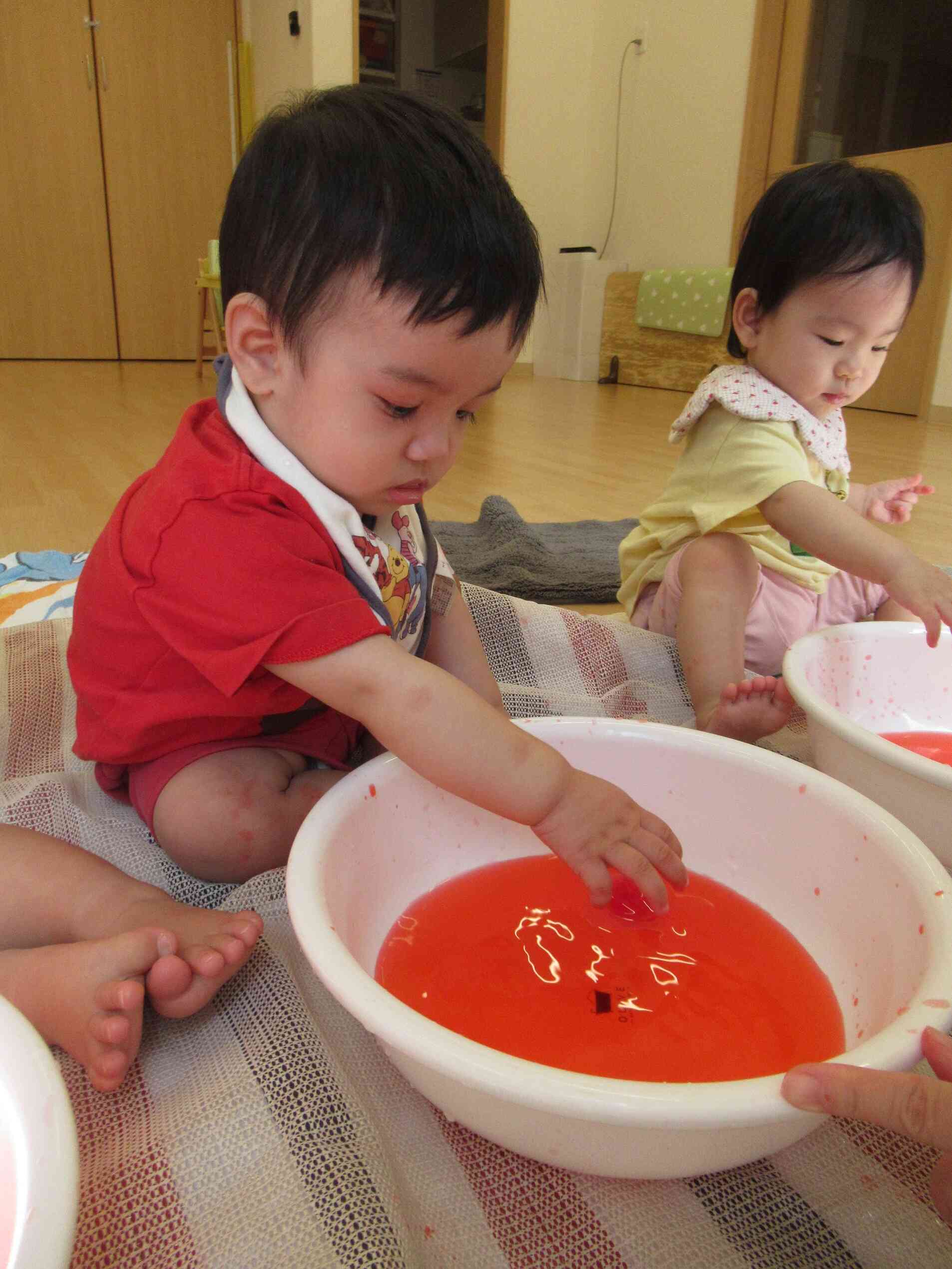 冷たいお水に興味津々♪