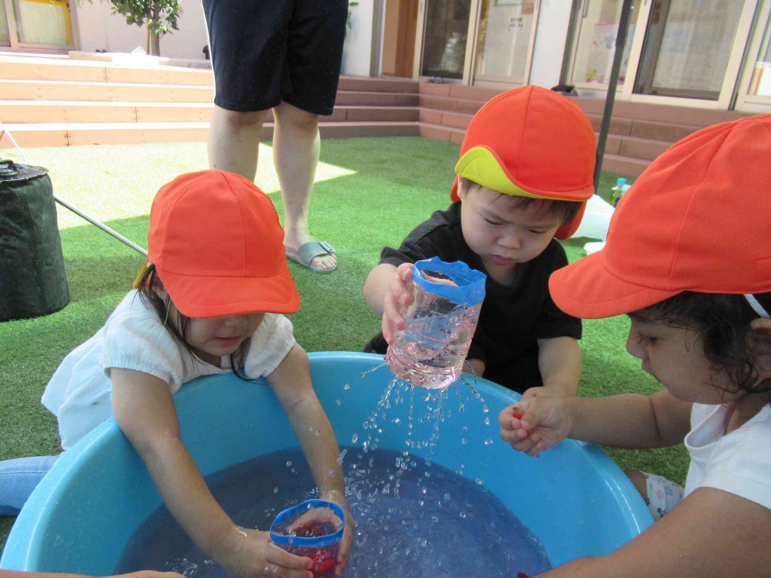 友だちと一緒に水遊び！