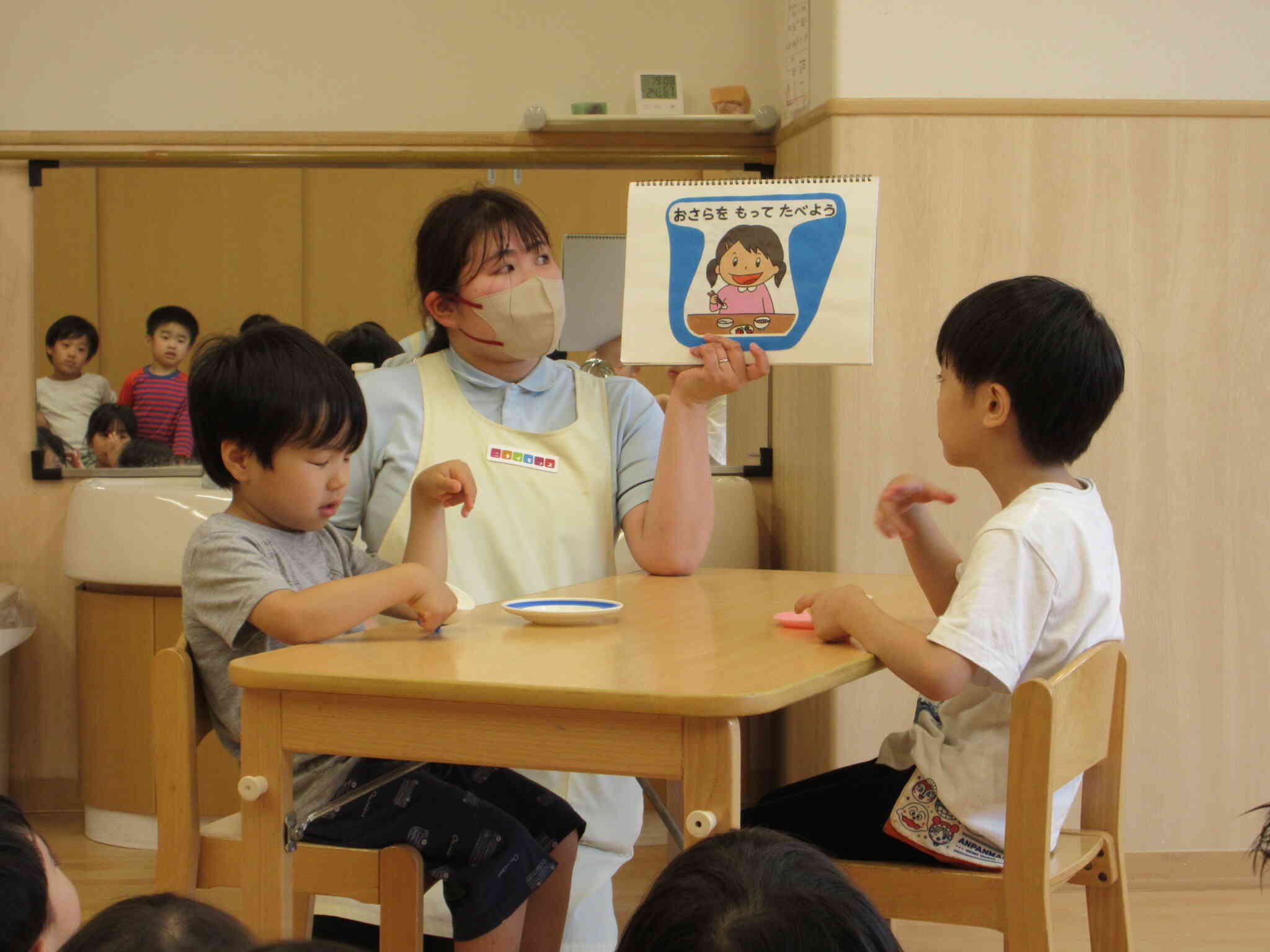 お皿を抑えて食べようね、というと押さえて食べる真似をしてくれました。