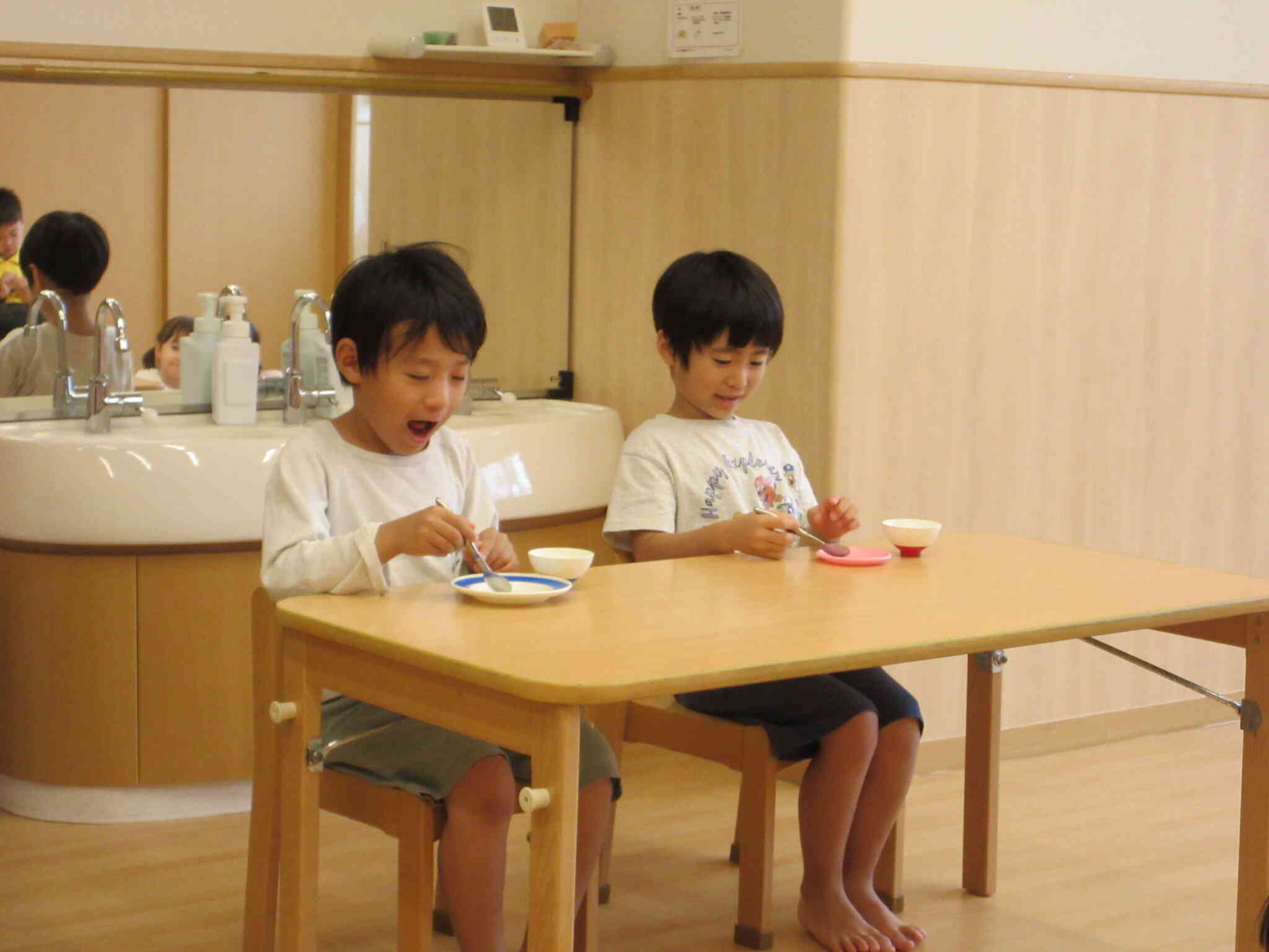きりん組にも持ってもらいました。三点持ちです。