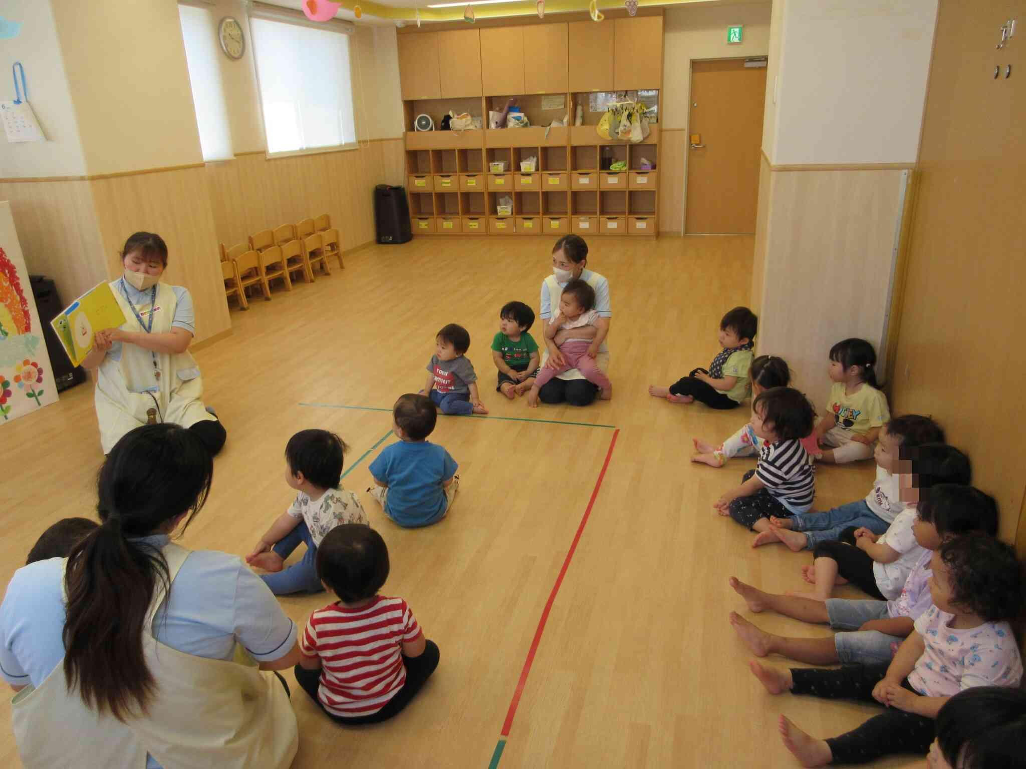 あひる組、うさぎ組さんも「はみがきれっしゃしゅっぱつしんこう！」を見ました。