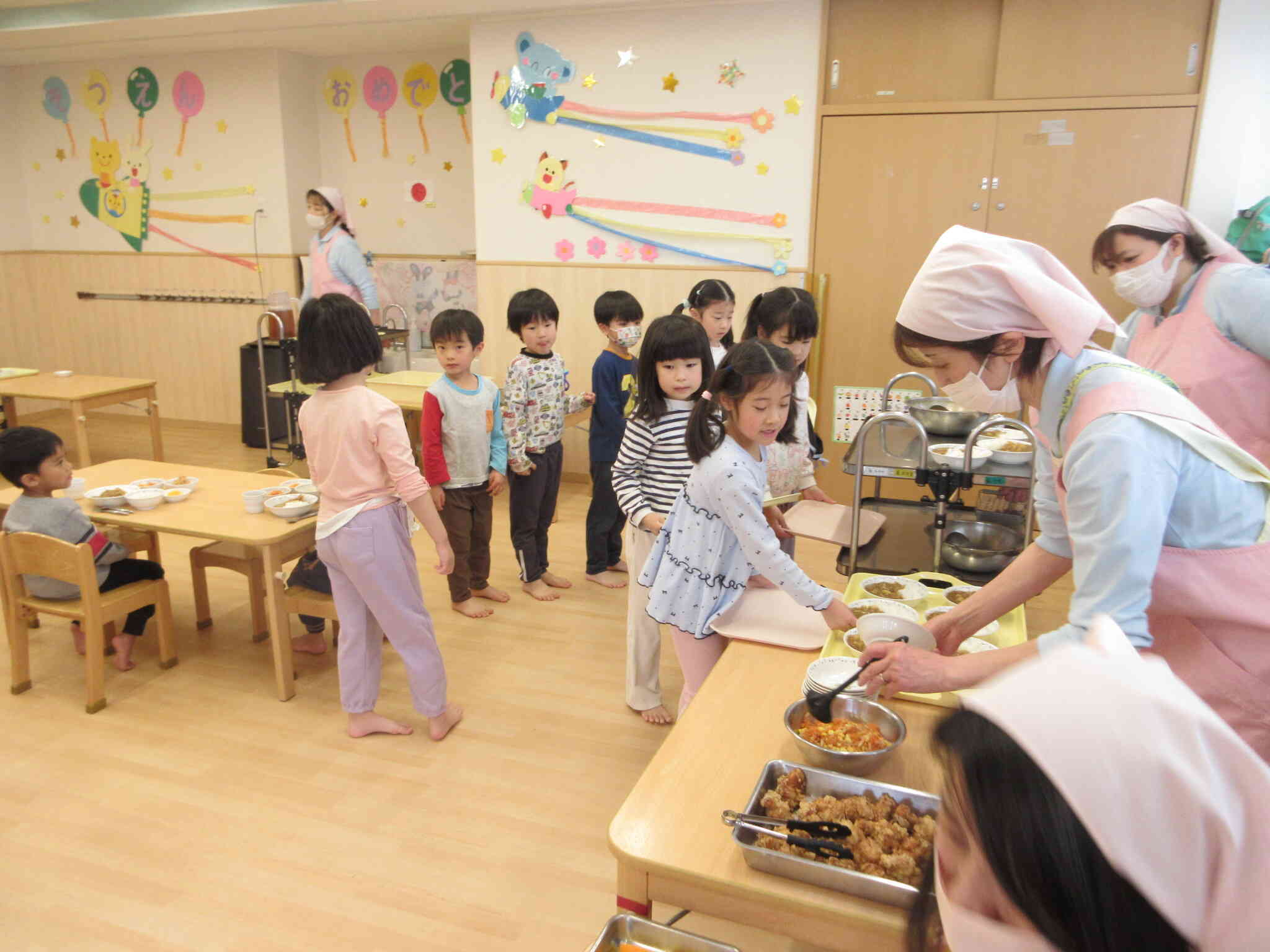 給食はバイキングのようで楽しかったね♪