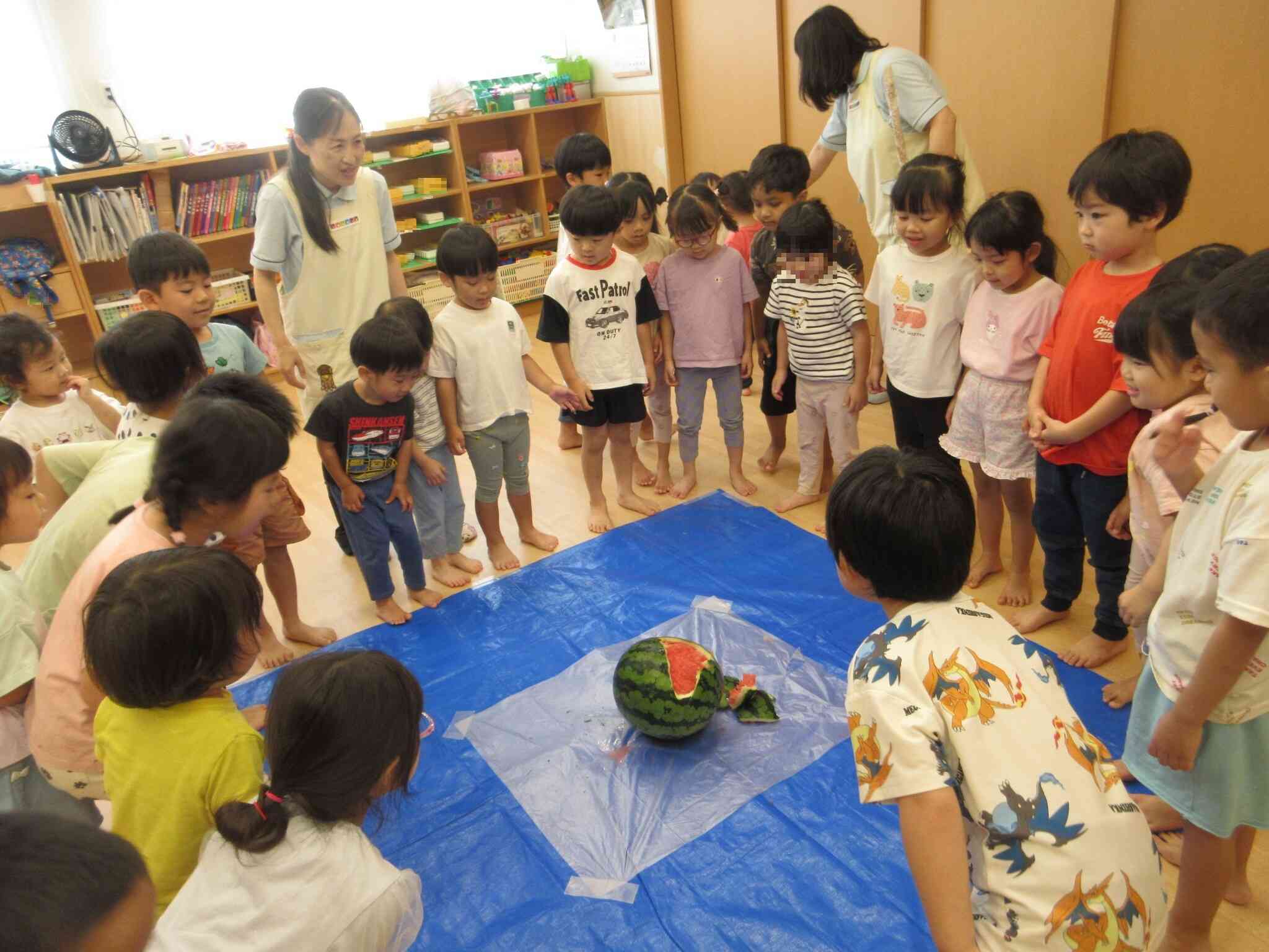 幼児クラスは皆ですいか割り！！