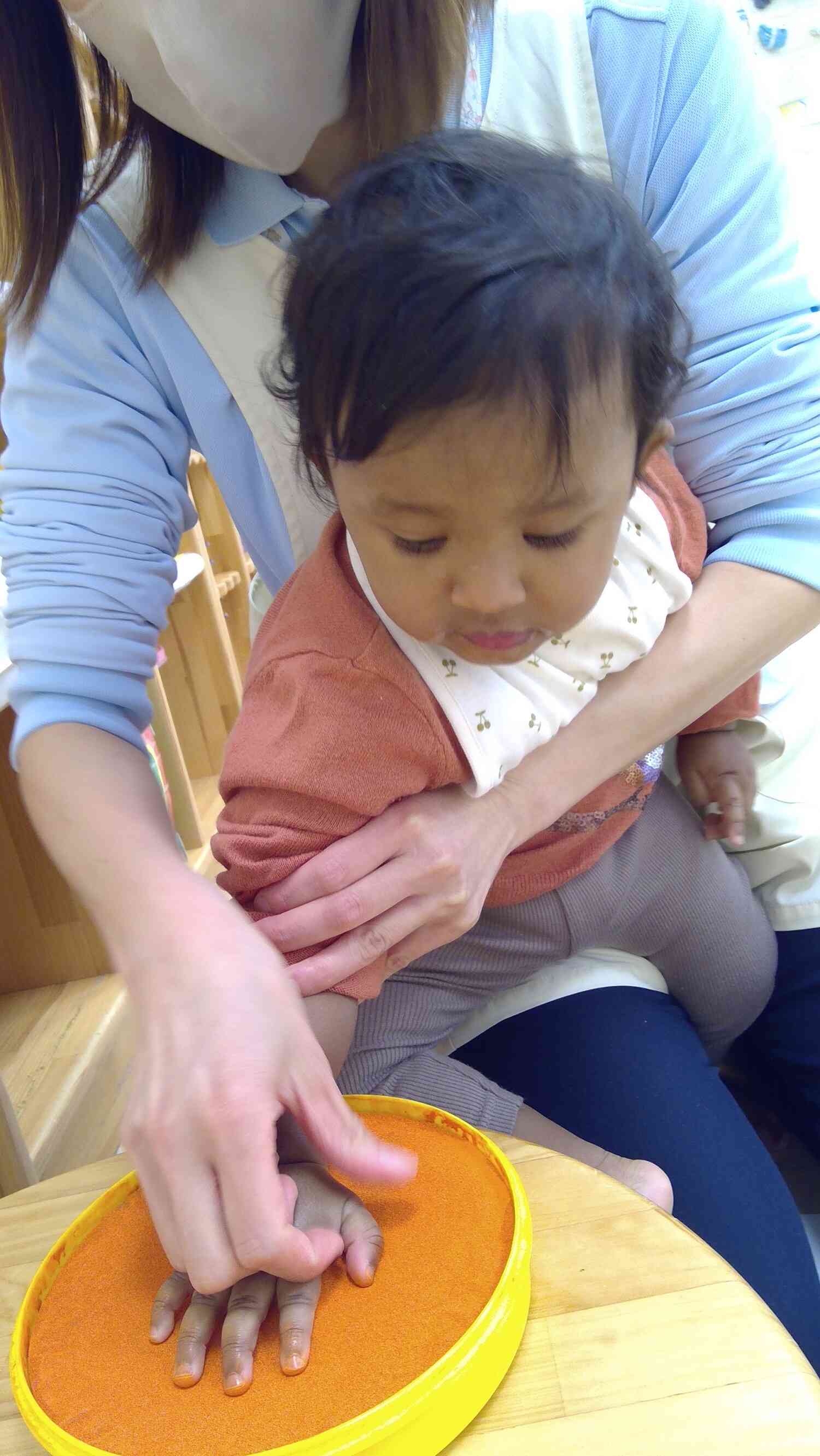 小さい手がかわいいね。
