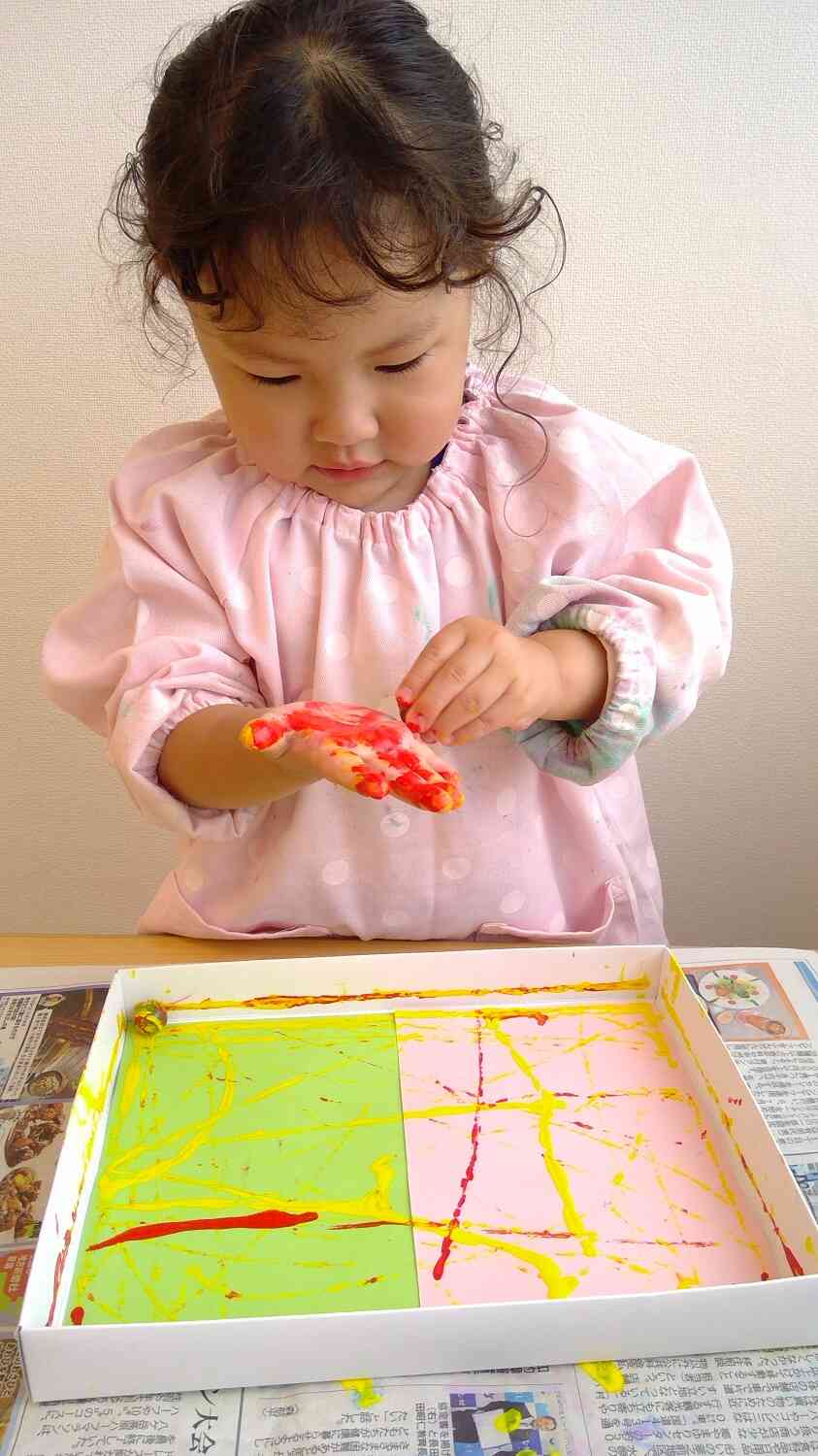 絵の具やビー玉にも興味津々でした。