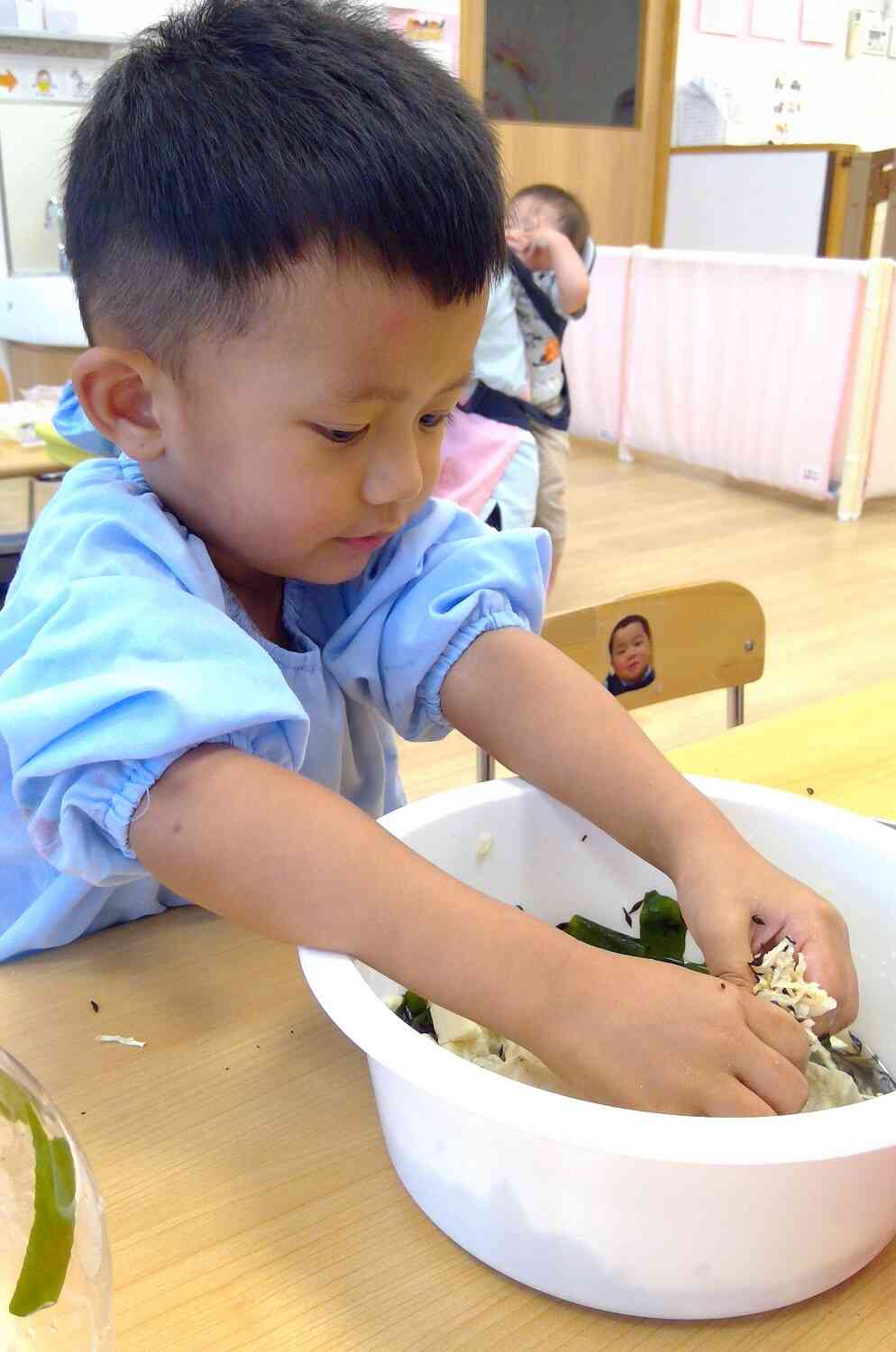 食育「海藻、乾物に触れよう」