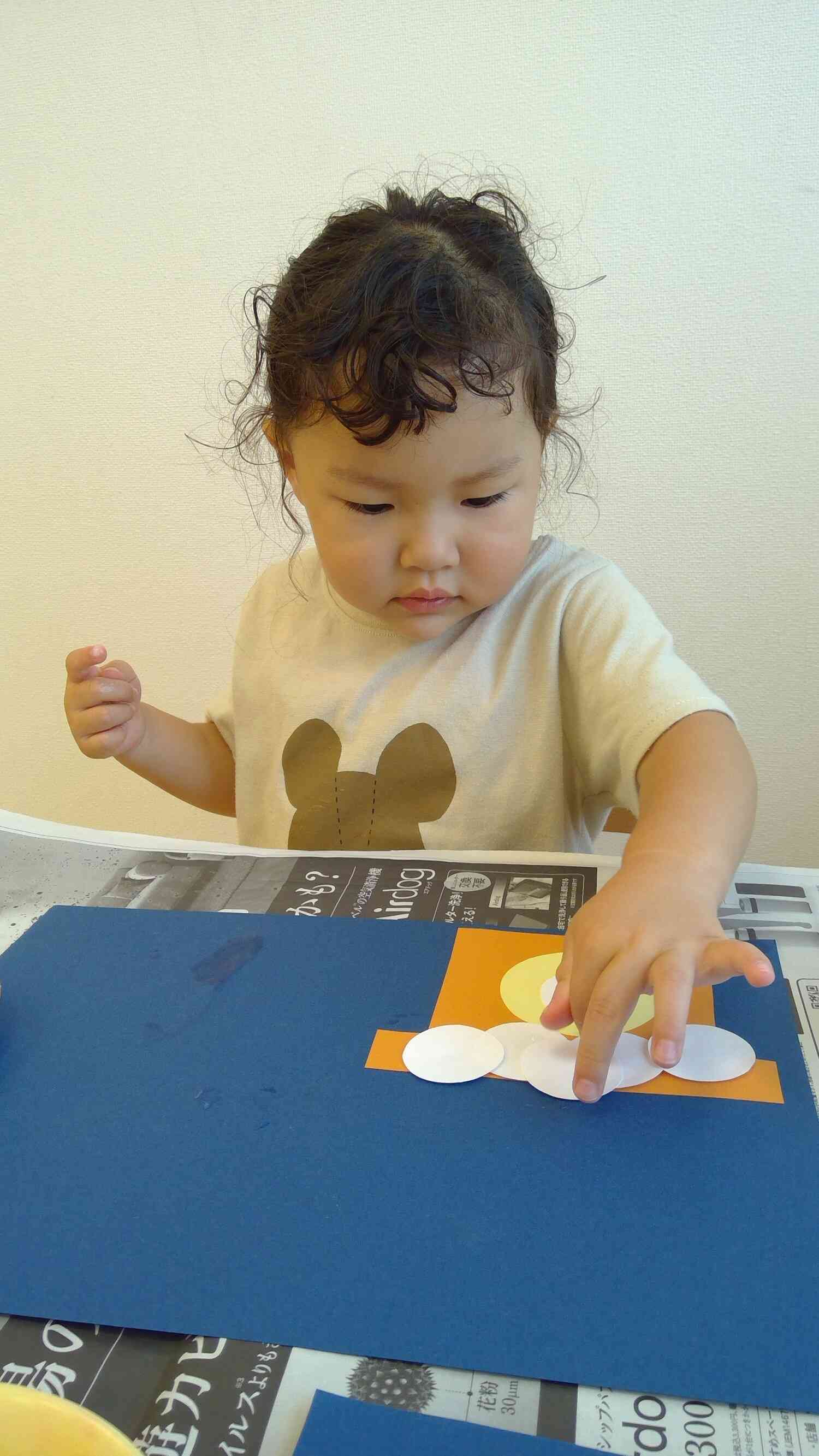 「どこに貼ろうかなぁ??」