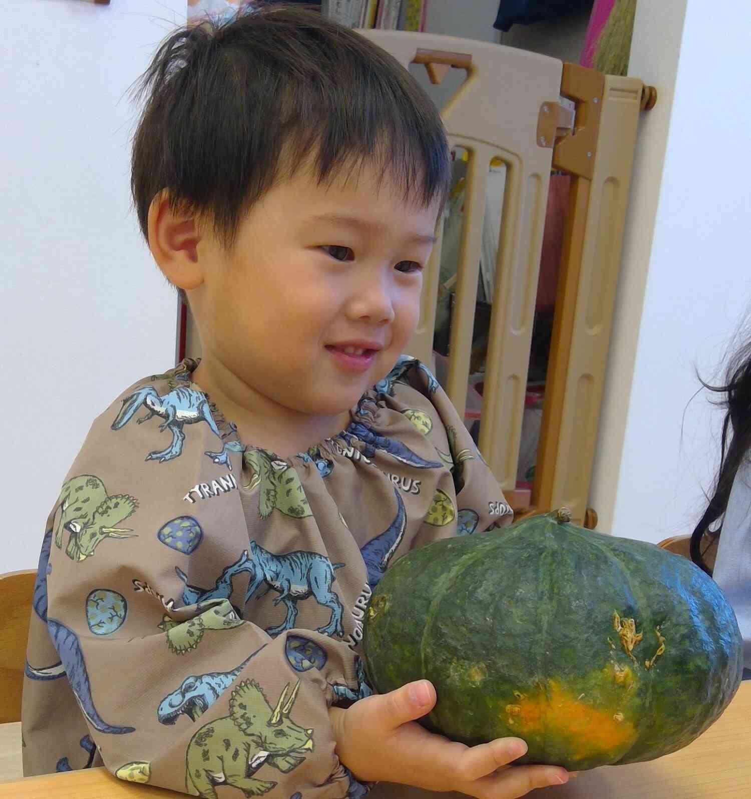 10月　食育「かぼちゃに触れよう」
