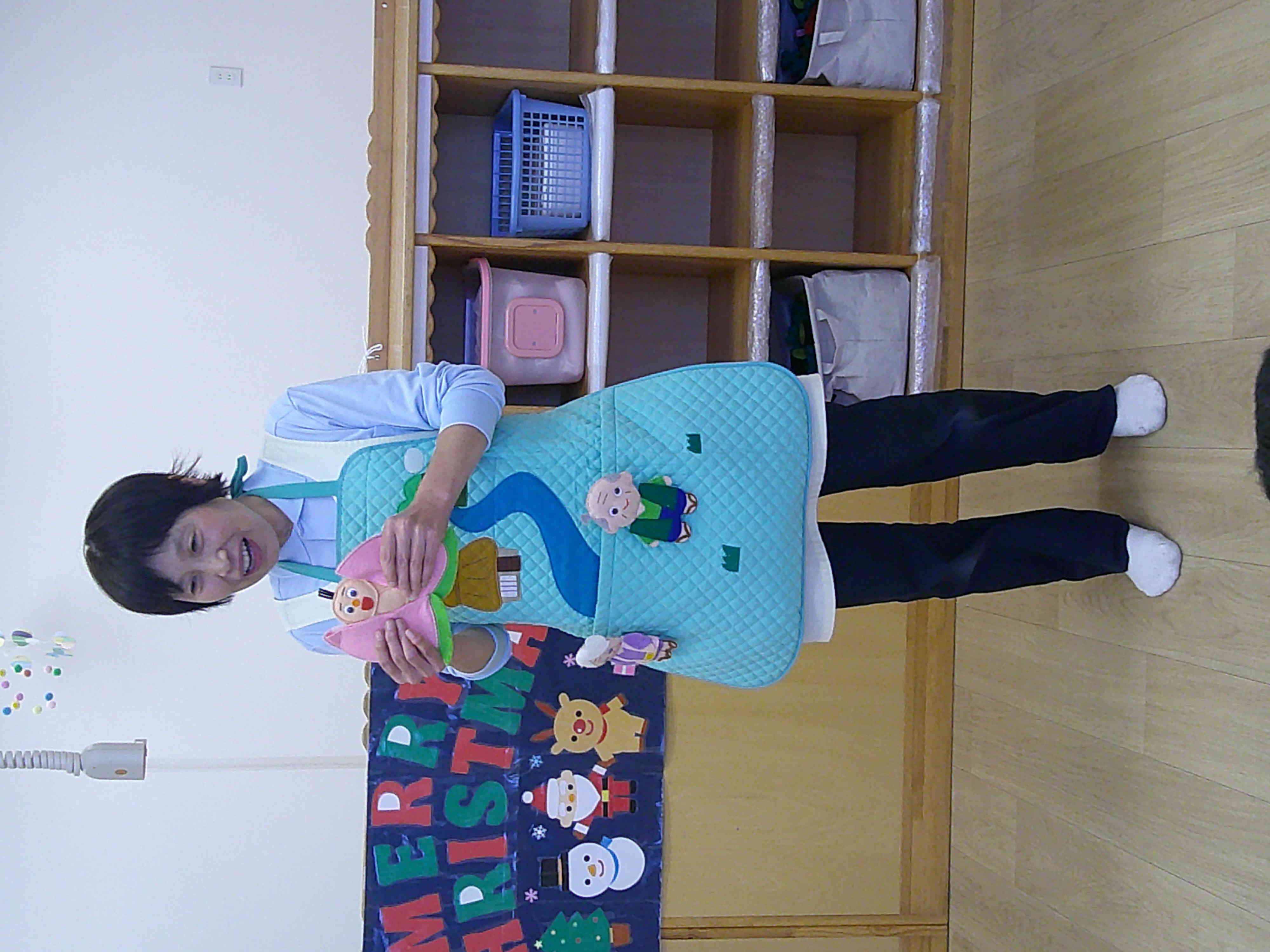 出し物はエプロンシアター「桃太郎」でした。