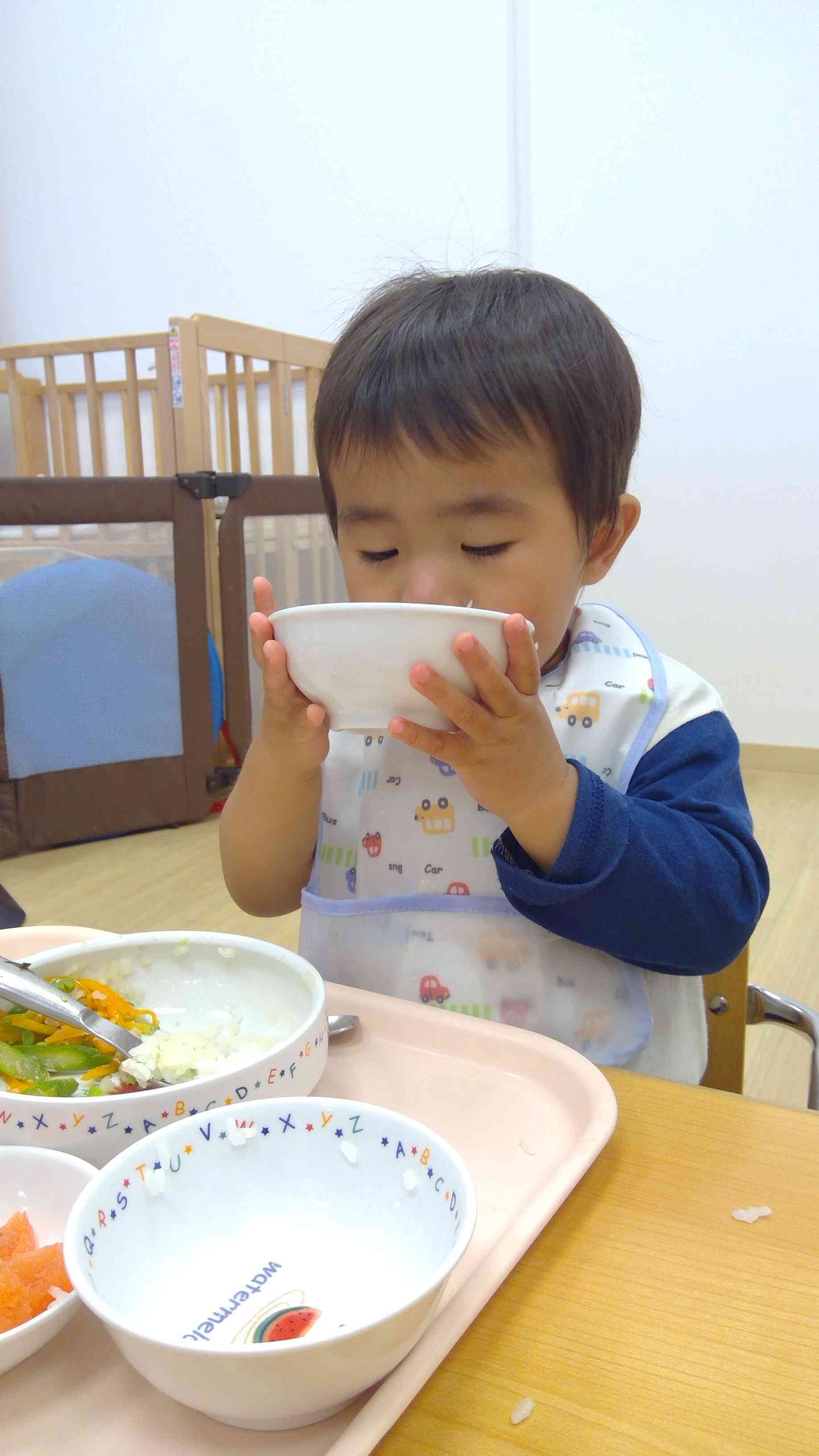 お出汁の優しい味や素材の味を引き出して作られる毎日の給食や月1回の食育体験！