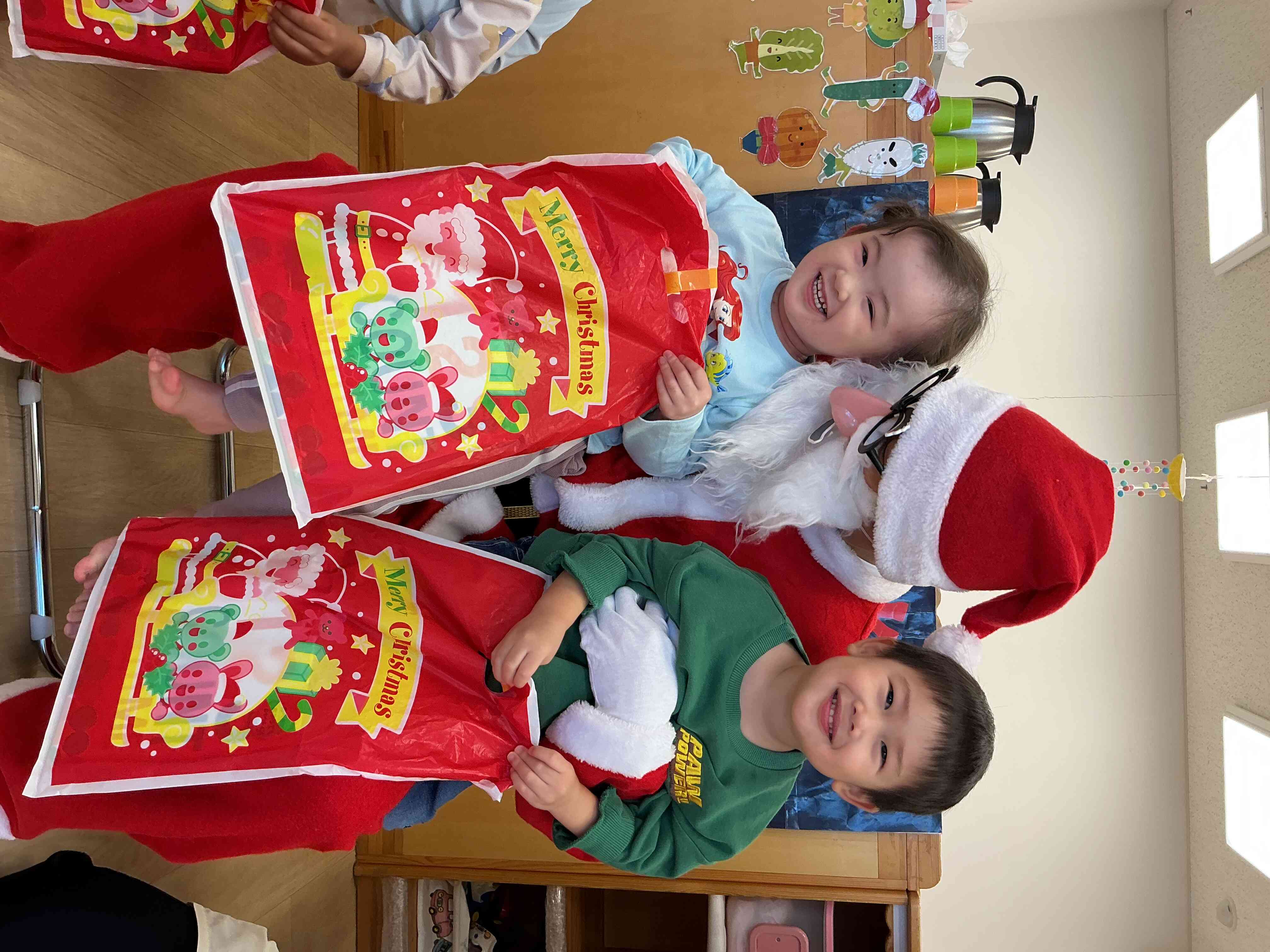 サンタさんに抱っこをしてもらいました。嬉しかったね。