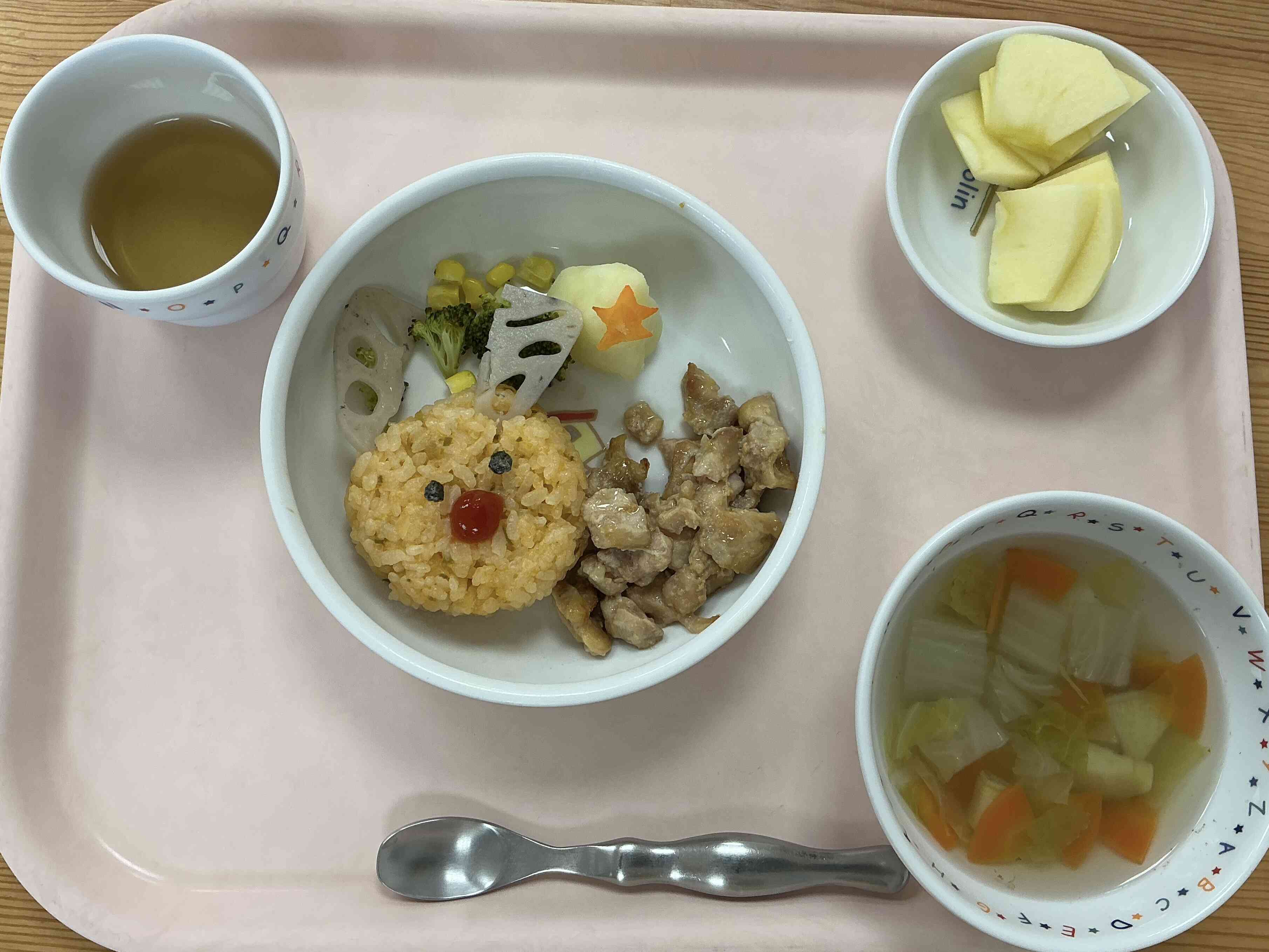 給食では、トナカイのチキンライス、ツリーの形になっているポテトなどクリスマスメニューでした。 「可愛い」と嬉しそうに食べていましたよ。