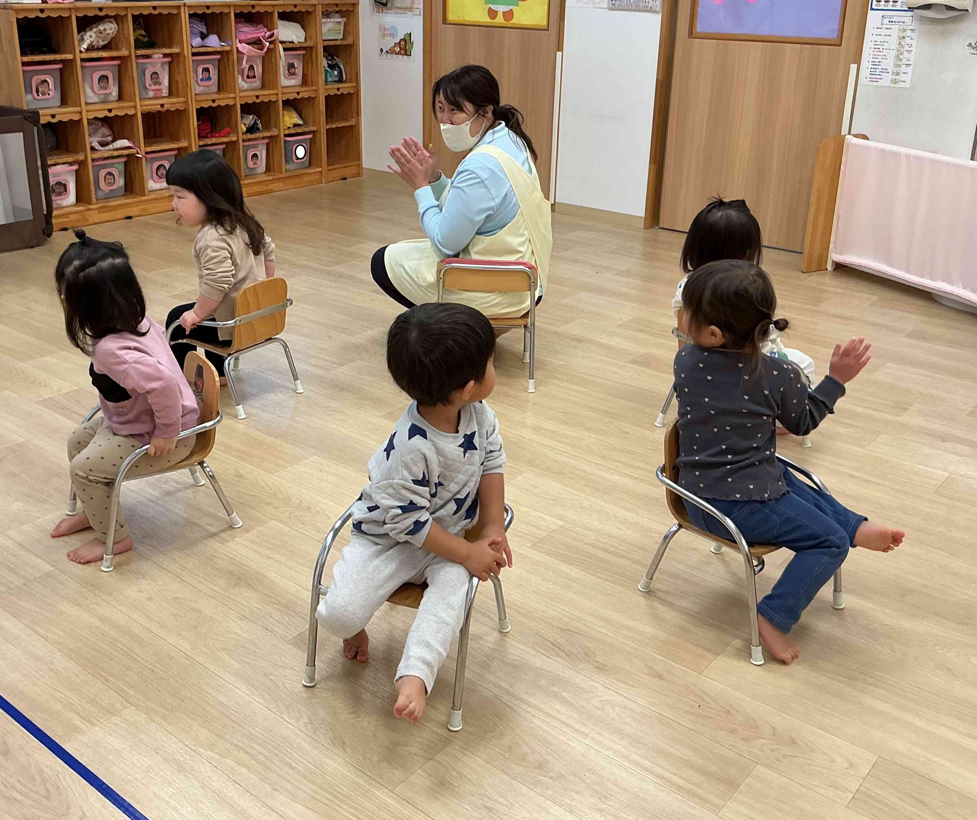 うさぎ組（２歳児）と一緒に「いすとりゲーム」で遊びました。