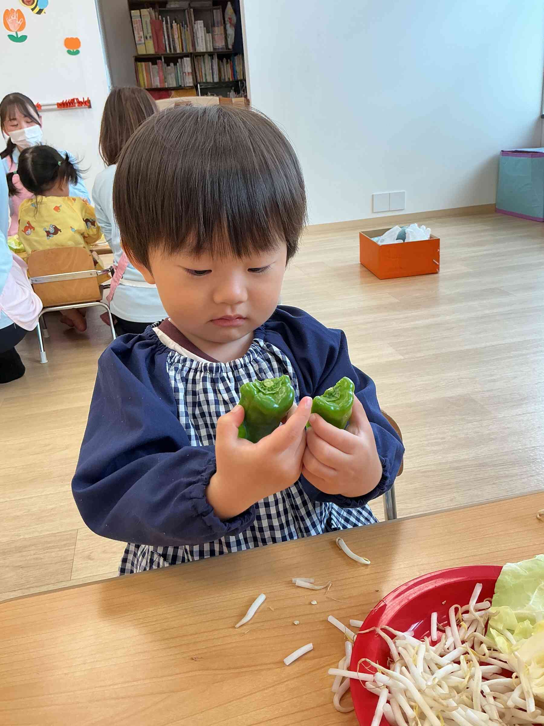 野菜に触れてみよう