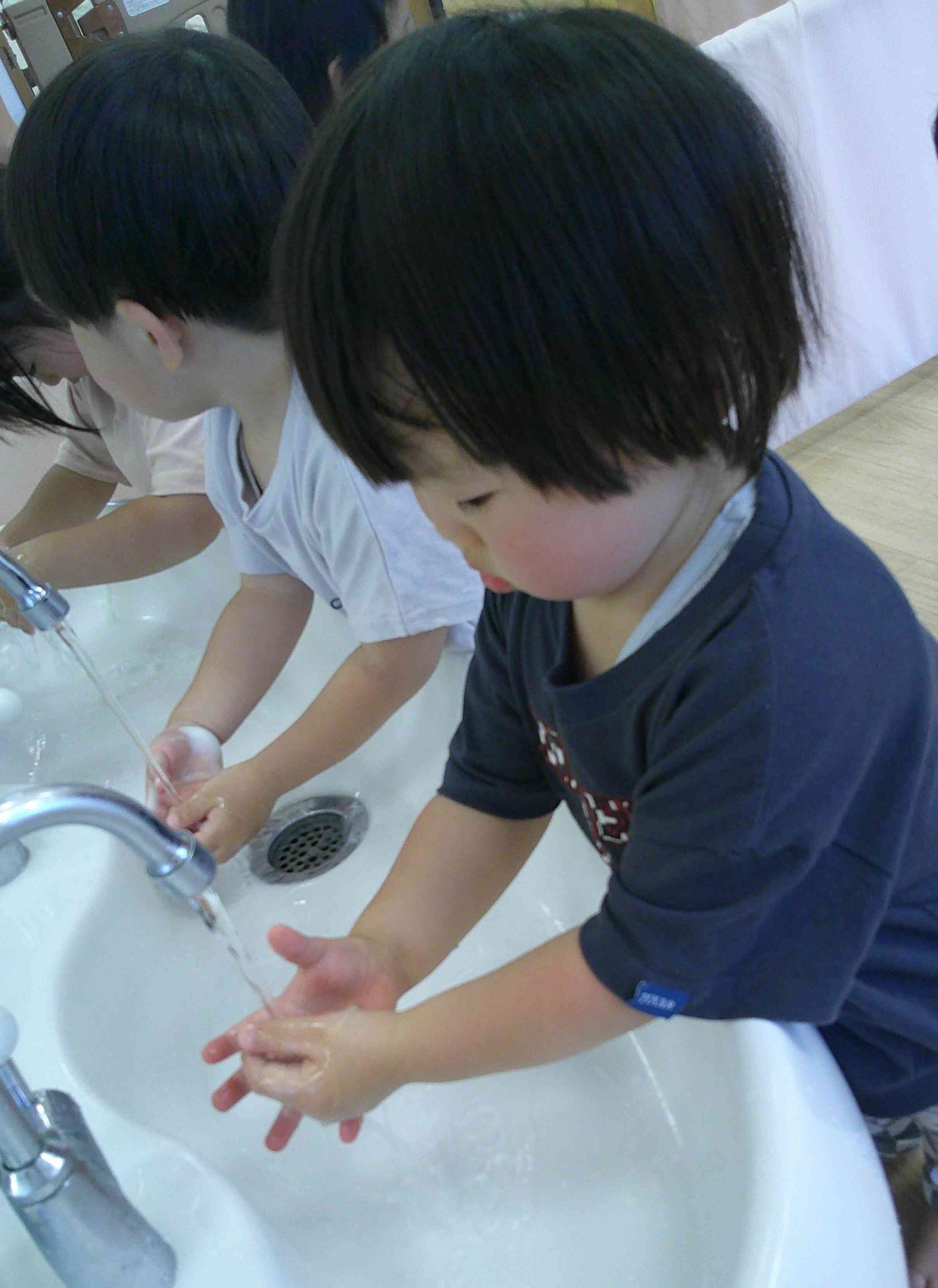 散歩から帰ったら手を洗います。