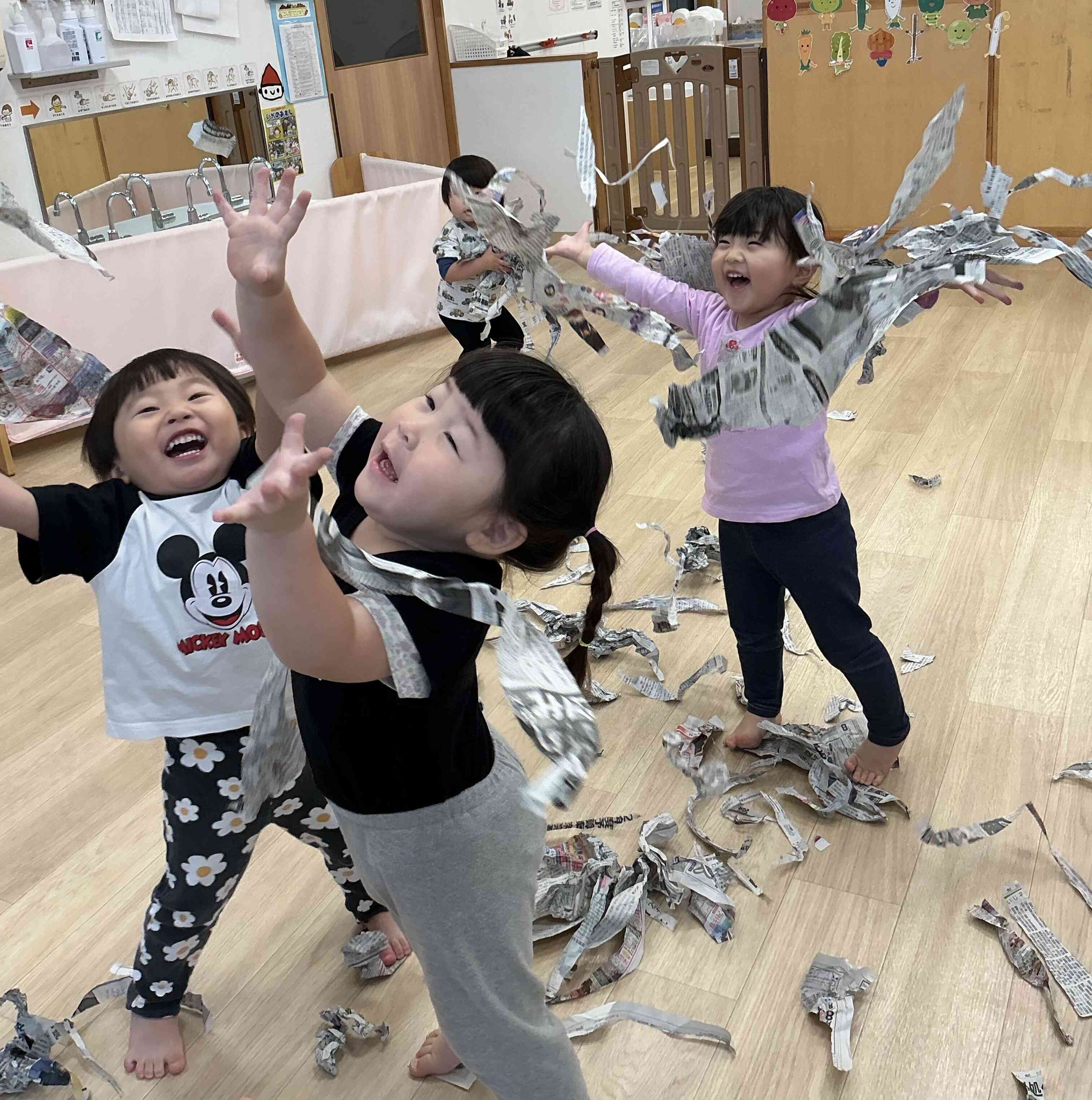 色々な素材を工夫!イメージを膨らませておもいっきり室内遊び!
