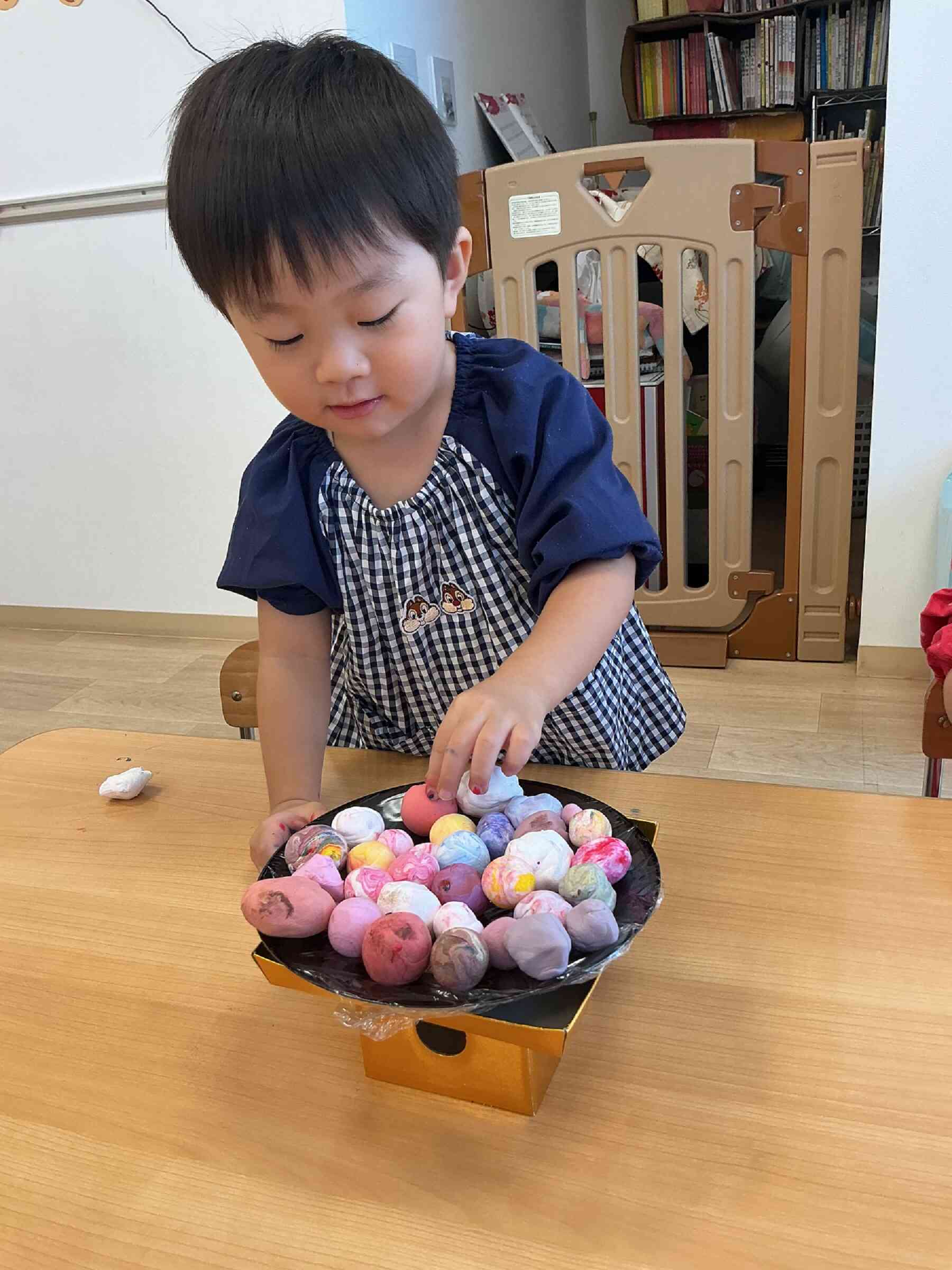 工作粘土でお団子をつくりました。