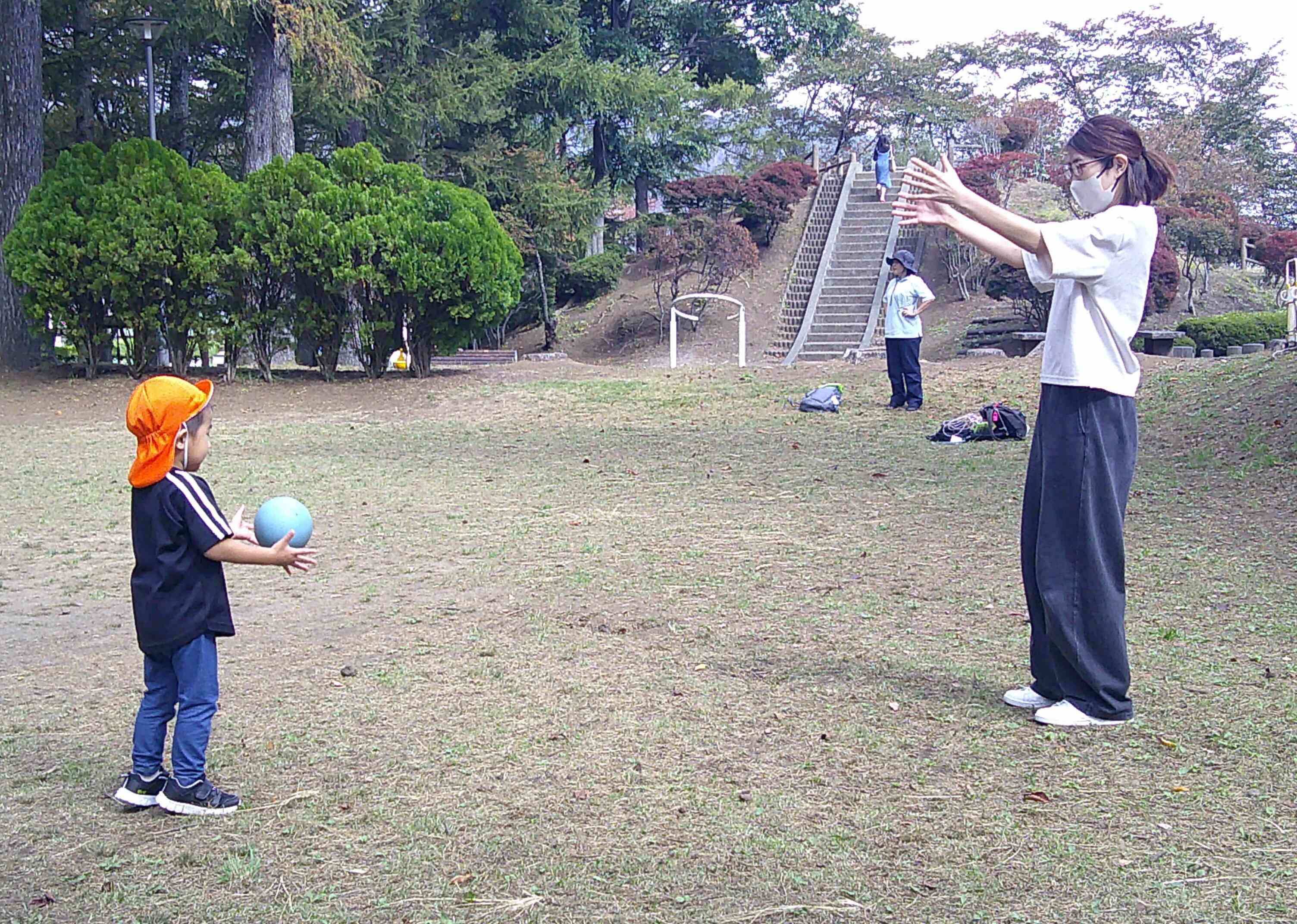 公園でボール遊びをしました。