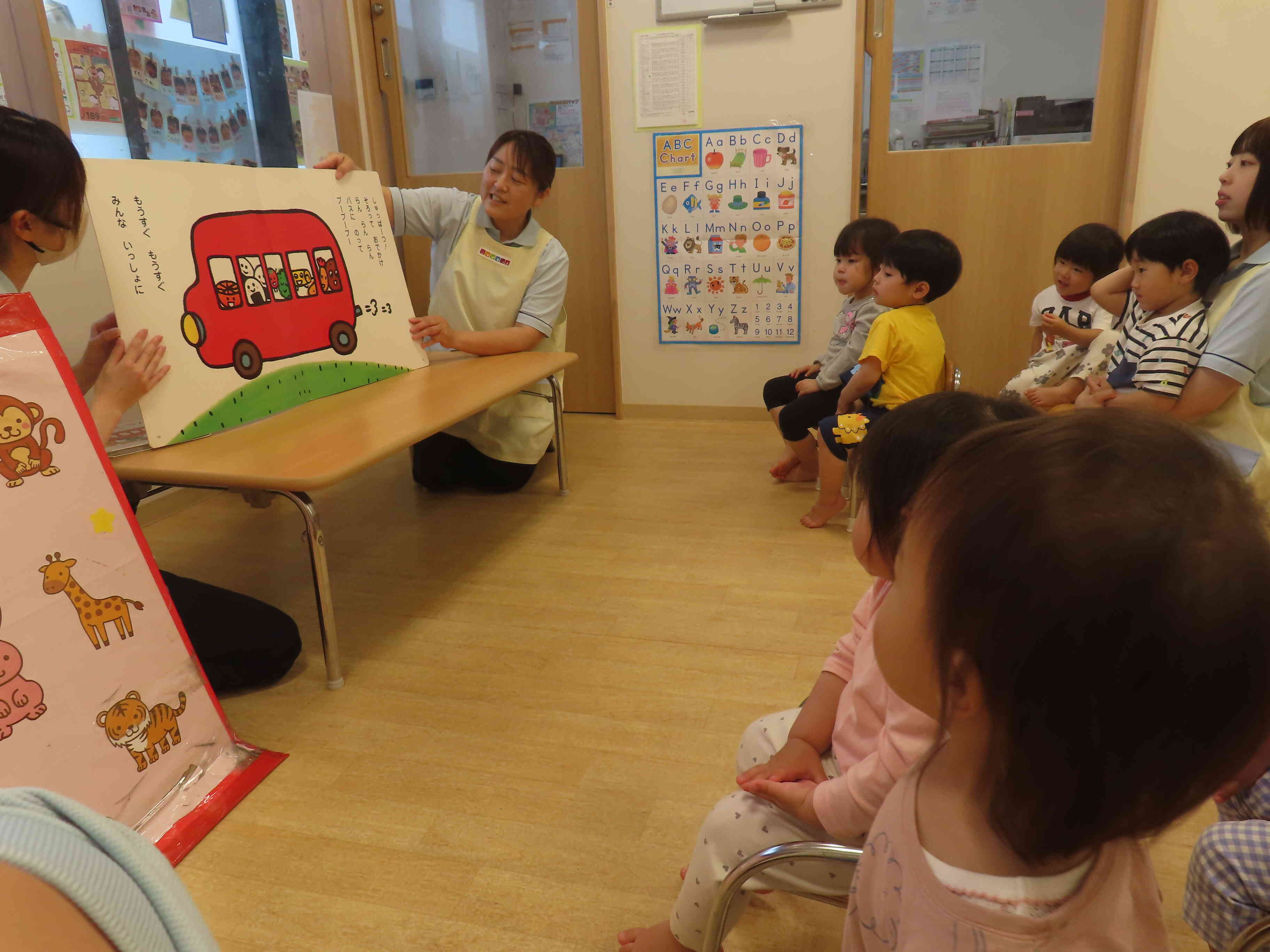 先生からのプレゼントは大型絵本！！