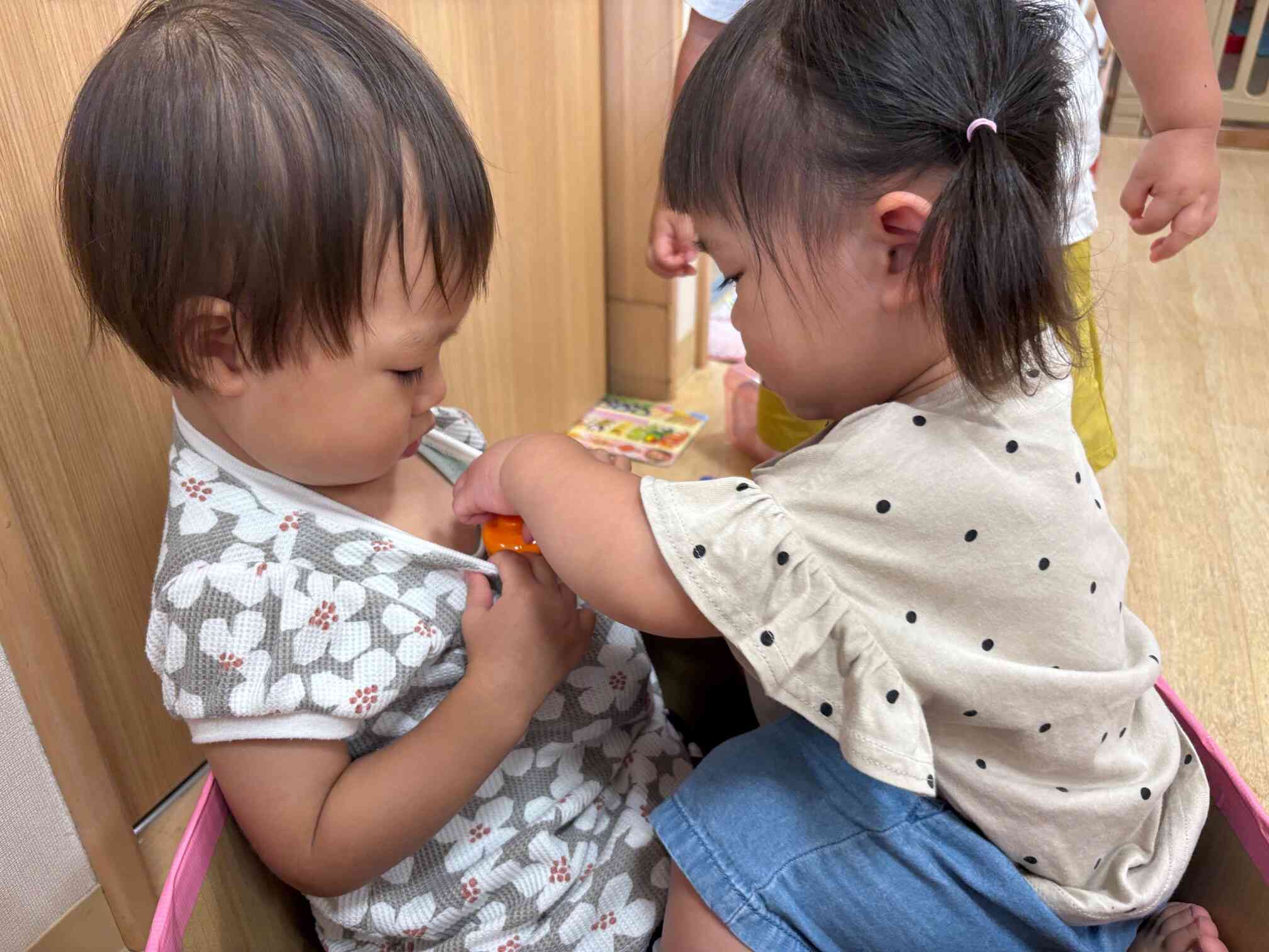 お友だちの服の中におもちゃを隠してます(笑)