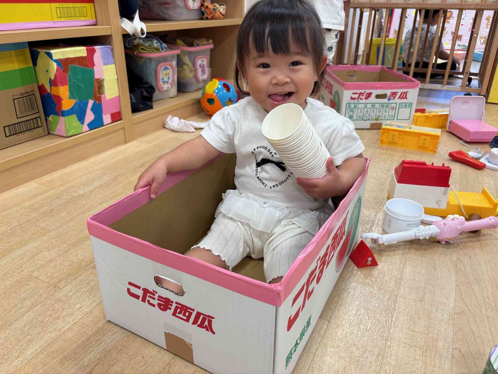 段ボールに入ってご満悦♪
