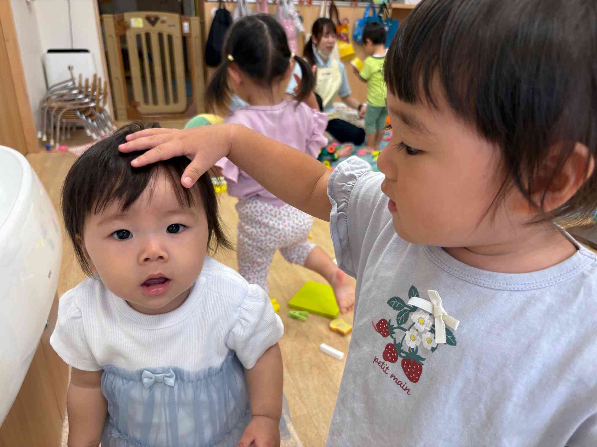 あひる組(1歳児)のお姉ちゃんがよしよし♡