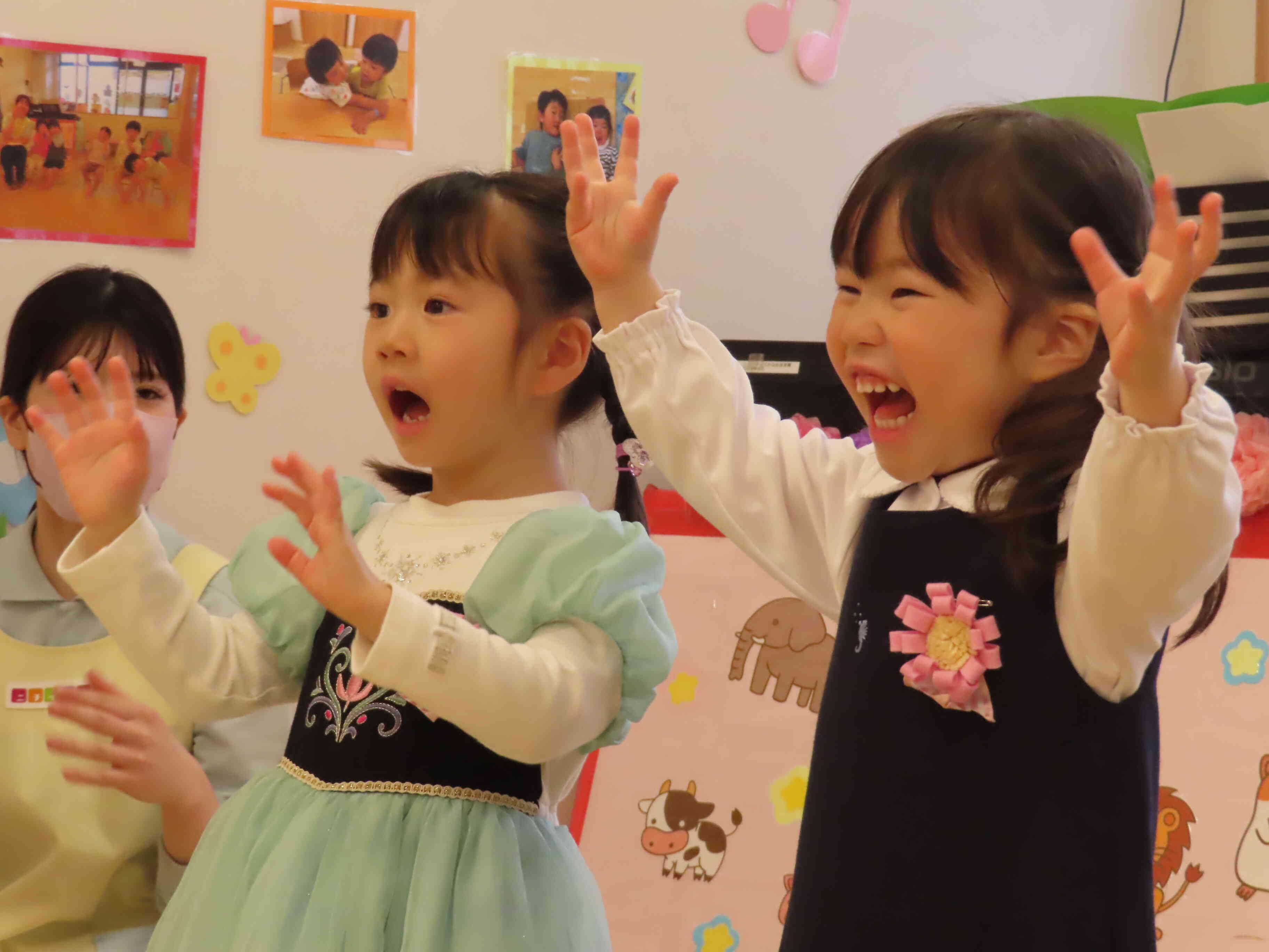 振り付けもばっちりなうさぎ組（2歳児）さんです